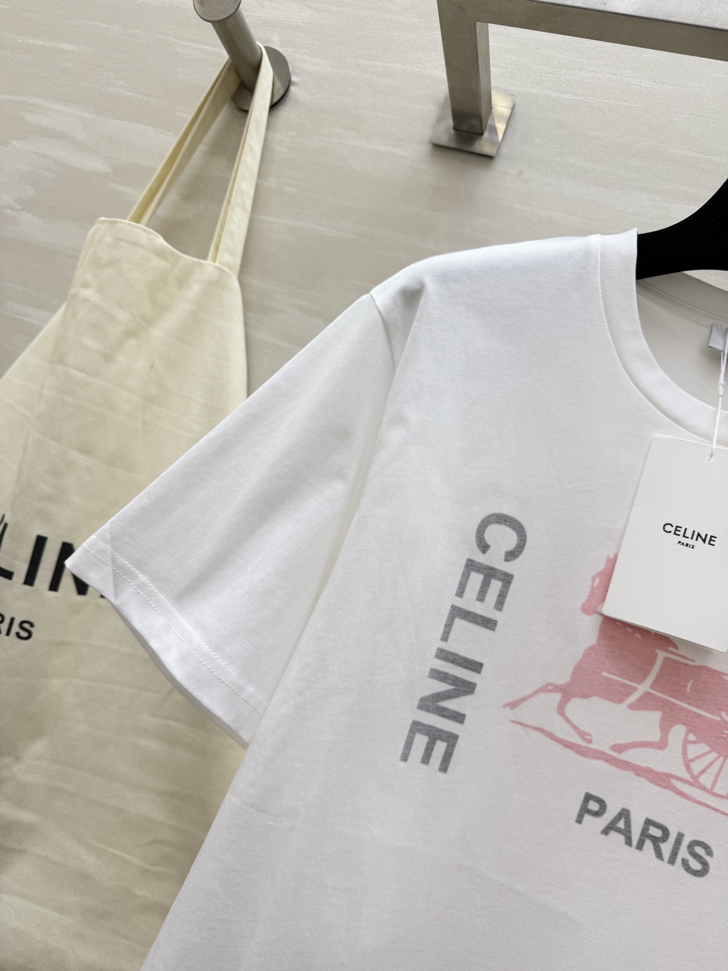 #Celin♡²⁶春夏新款字母T恤🤍 软雾奶白 高级感拉满！经典的品牌字母印花 简约而不失格调 外层则是