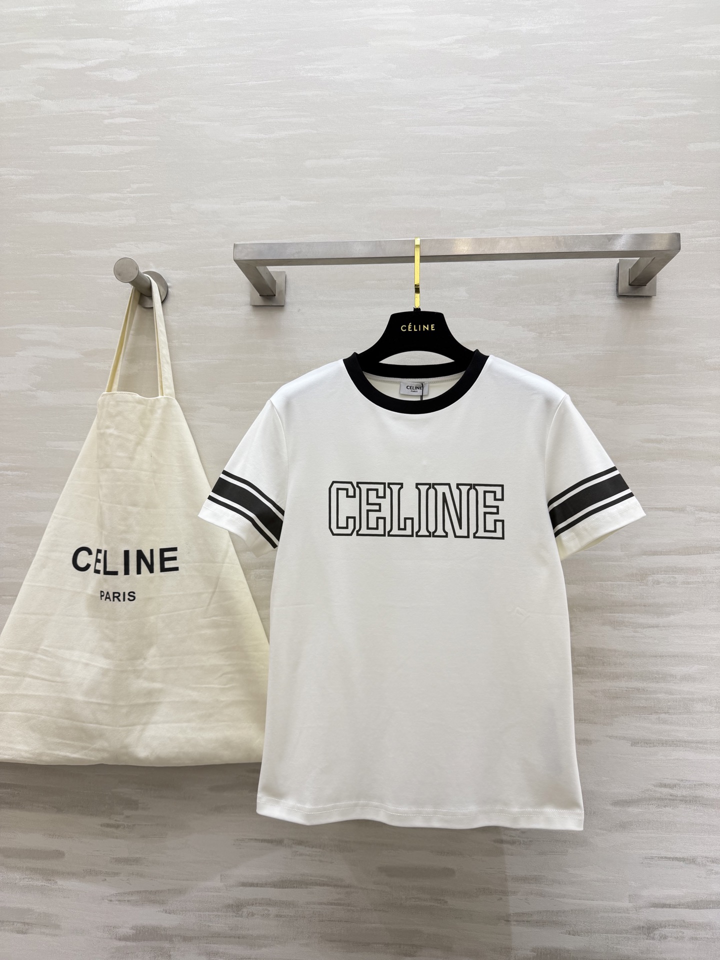 NO:736956,#Celin Spring and Summer College Style T-shirt | A timeless classic. The black and white contrast design is simple and high-end. The stripes on the sleeves embellish the details. The large logo print shows the brand attitude. High-quality customization. Available in stock. Size S/M/L (S size shoulder width 38, bust 90, length 61),,celine, tees, t-shirt,19860909#Celin 春夏学院风T恤｜永不过时的经典 黑白撞色设计简约又高级 袖边条纹点缀细节 大logo印花彰显品牌态度 高品质定制 现货首发sizeS/M/L（s码肩宽38,胸围90,衣长61）,,celine,tees，t-shirt,,Women's clothing