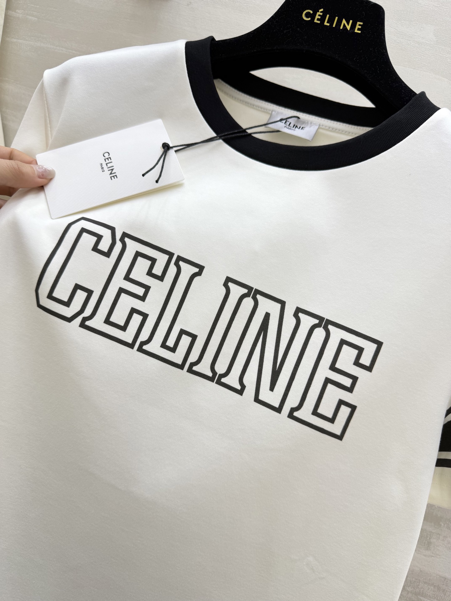 #Celin♡²⁶ 春夏学院风T恤｜永不过时的经典 黑白撞色设计简约又高级 袖边条纹点缀细节 大logo