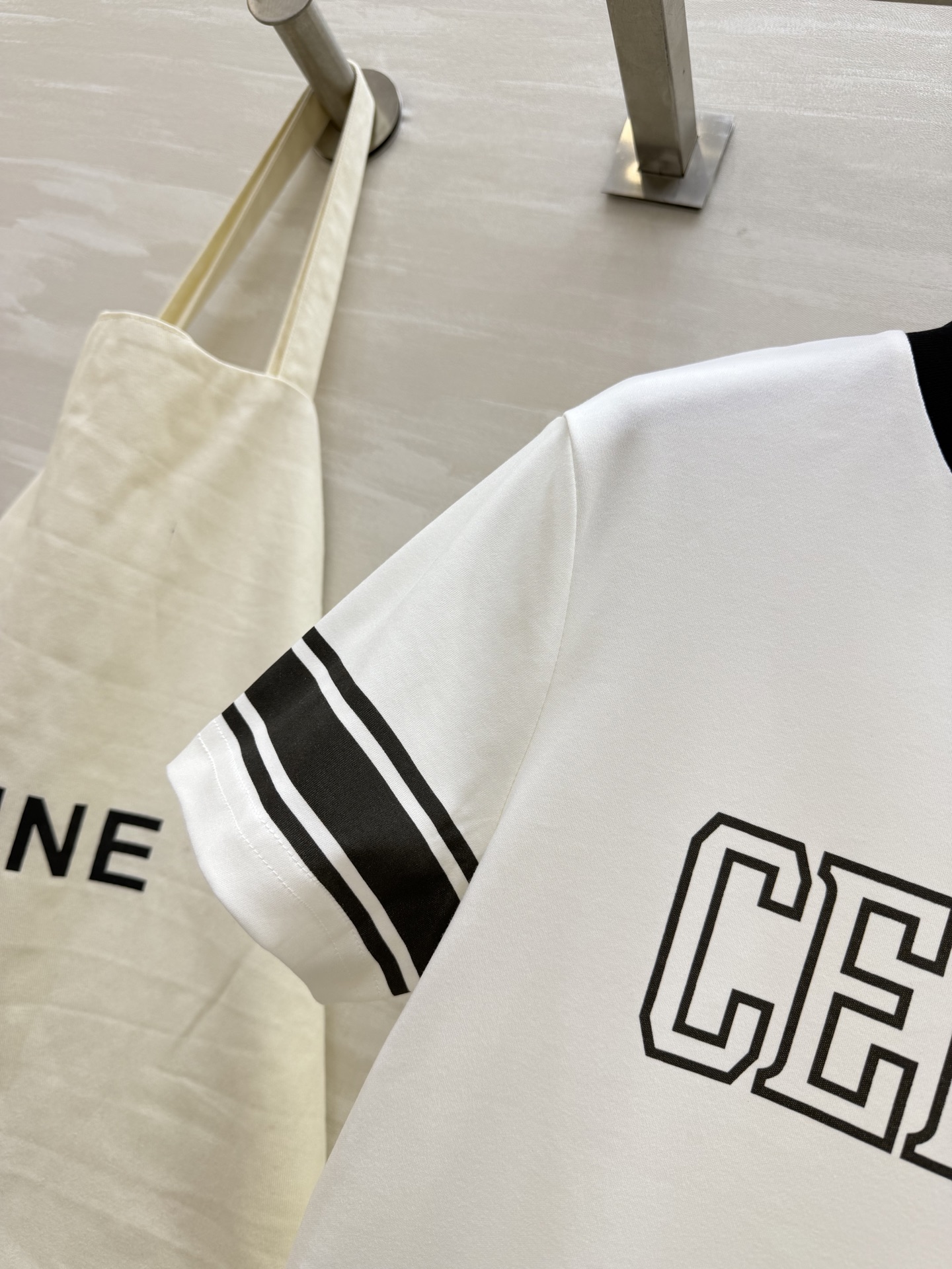 #Celin♡²⁶ 春夏学院风T恤｜永不过时的经典 黑白撞色设计简约又高级 袖边条纹点缀细节 大logo