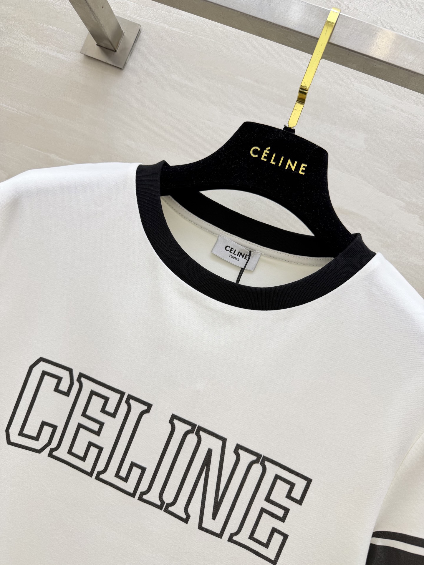 #Celin♡²⁶ 春夏学院风T恤｜永不过时的经典 黑白撞色设计简约又高级 袖边条纹点缀细节 大logo