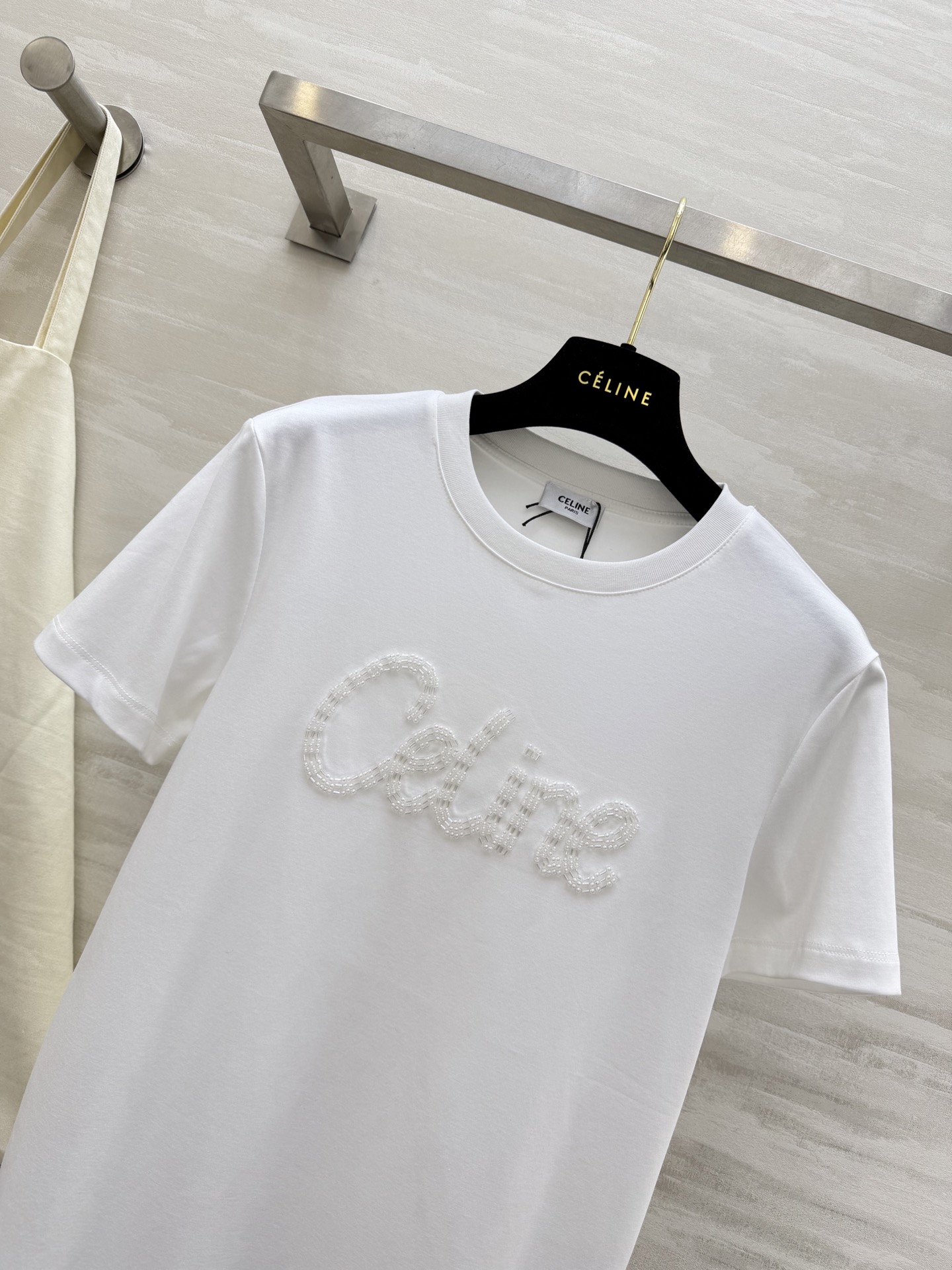 #Celin♡²⁶ss钉珠T恤｜把精致穿在身上 奶白温柔治愈 纯黑酷飒高级 双色可选适配不同风格！立体钉