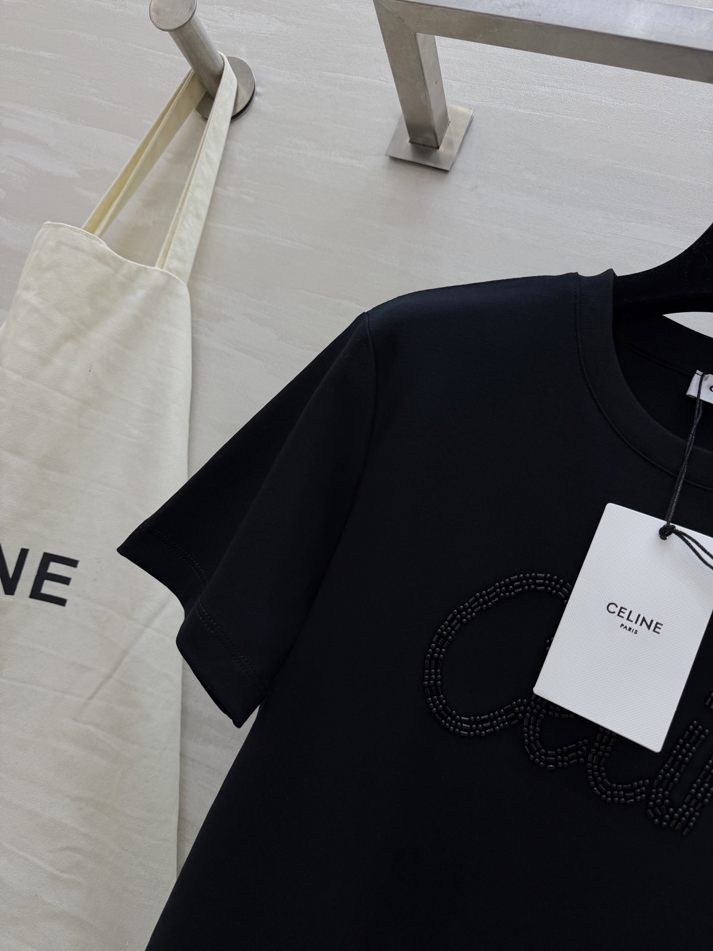 #Celin♡²⁶ss钉珠T恤｜把精致穿在身上 奶白温柔治愈 纯黑酷飒高级 双色可选适配不同风格！立体钉