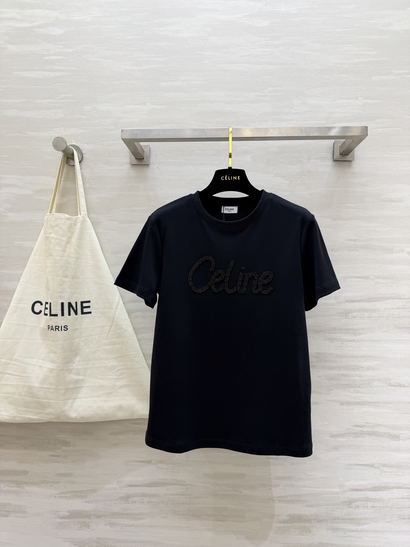 NO:736986,#Celinss beaded T-shirt | Wear exquisiteness on your body. Milky white is gentle and healing. Pure black is cool and high-end. Two colors are available to suit different styles!  Three-dimensional beaded logo highlights texture!  Pure cotton fabric is breathable and skin-friendly!  High-quality customization, available in stock first size S/M/L (S size shoulder width 38, bust 88, length 61), celine, tees, t-shirt,19860909#Celinss钉珠T恤｜把精致穿在身上 奶白温柔治愈 纯黑酷飒高级 双色可选适配不同风格！立体钉珠logo彰显质感！纯棉面料透气亲肤！高品质定制 现货首发sizeS/M/L（s码肩宽38,胸围88,衣长61）,,celine,tees，t-shirt,,Women's clothing