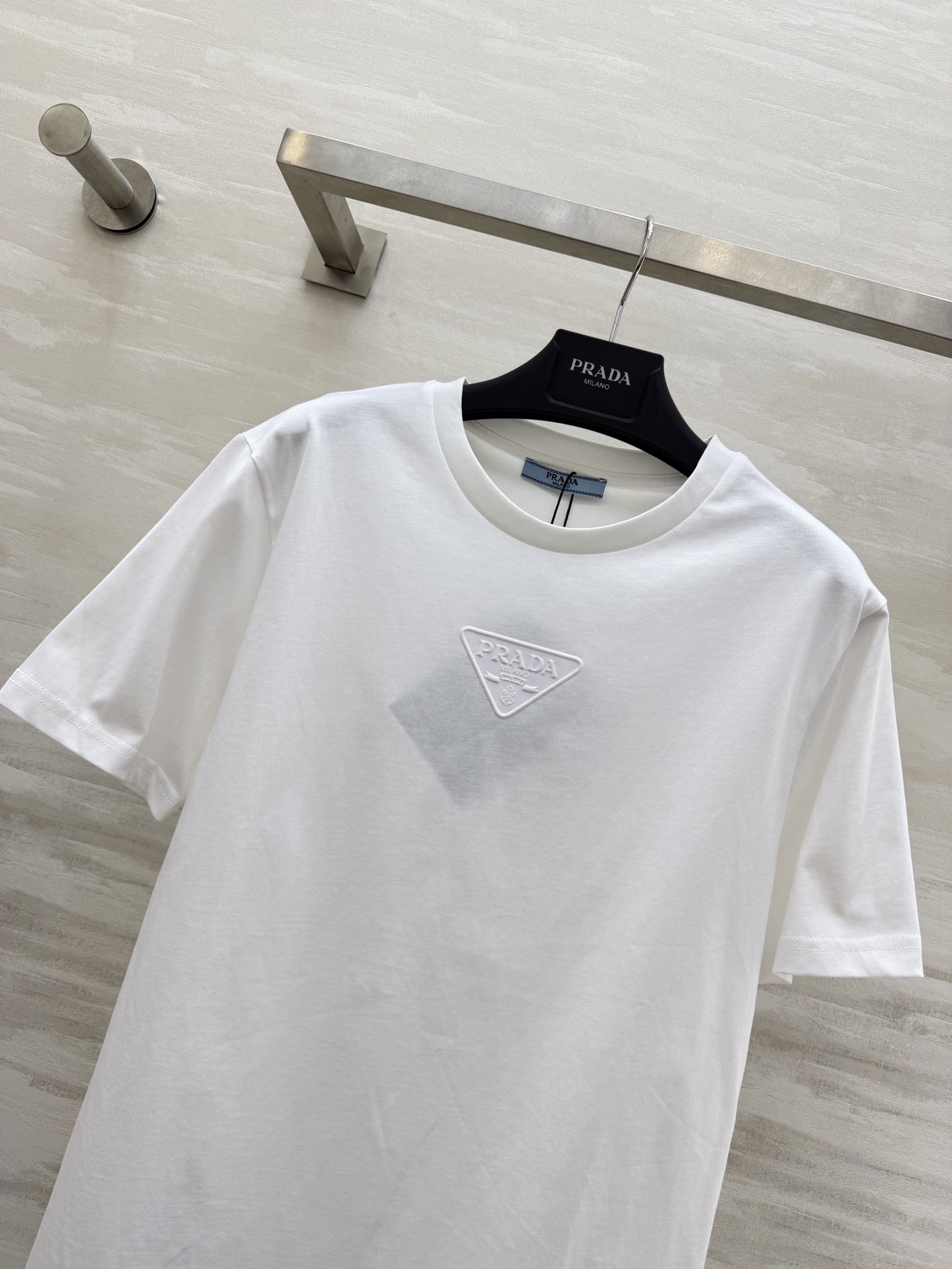 #Prad♡²⁶ss经典三角标T恤 把高级感焊在身上！白/灰/黑三色可选 立体压印logo低调又显贵！纯
