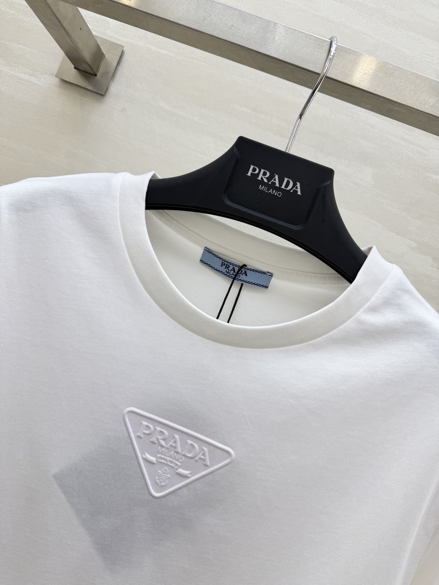 #Prad♡²⁶ss经典三角标T恤 把高级感焊在身上！白/灰/黑三色可选 立体压印logo低调又显贵！纯
