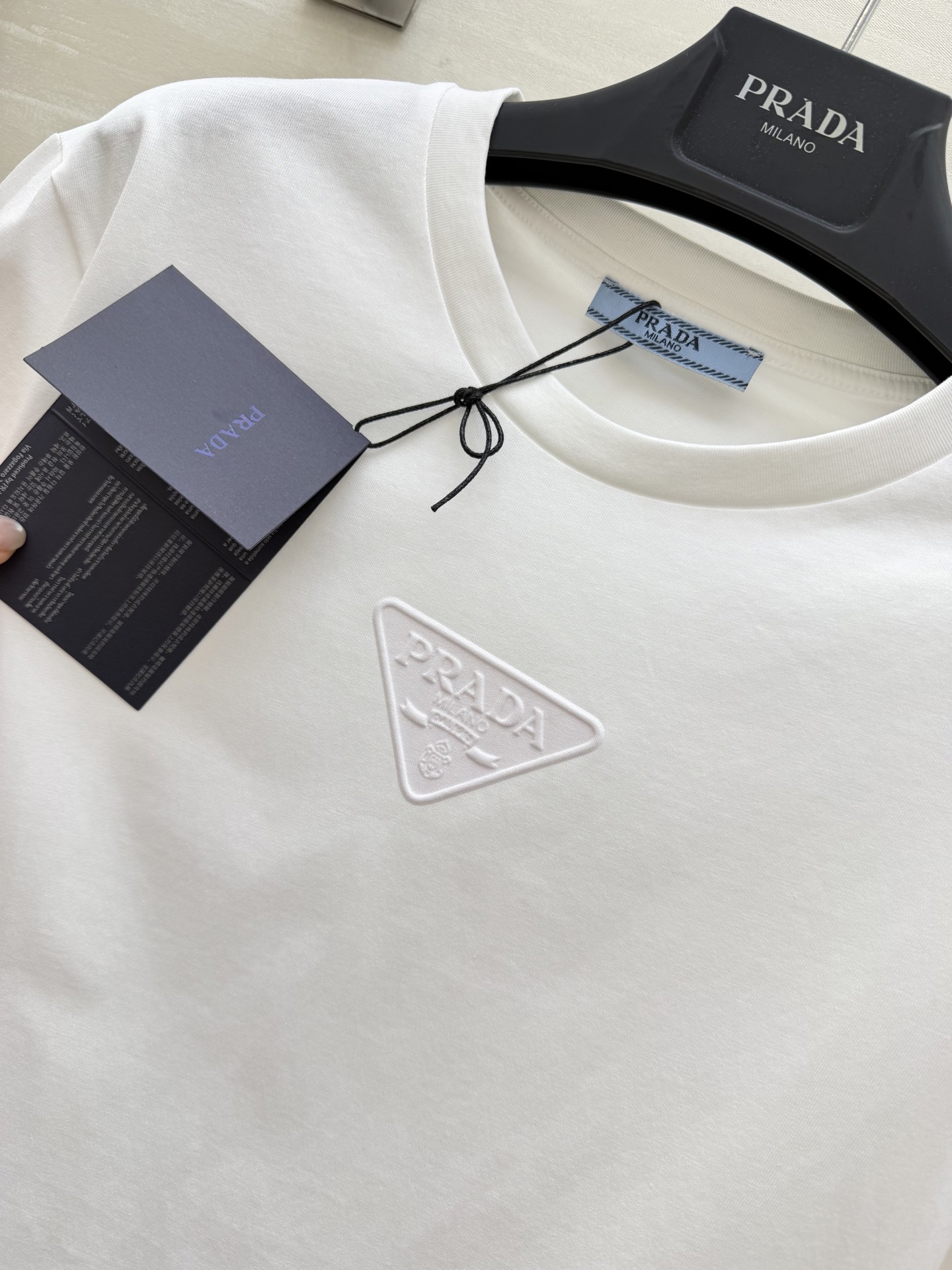 #Prad♡²⁶ss经典三角标T恤 把高级感焊在身上！白/灰/黑三色可选 立体压印logo低调又显贵！纯