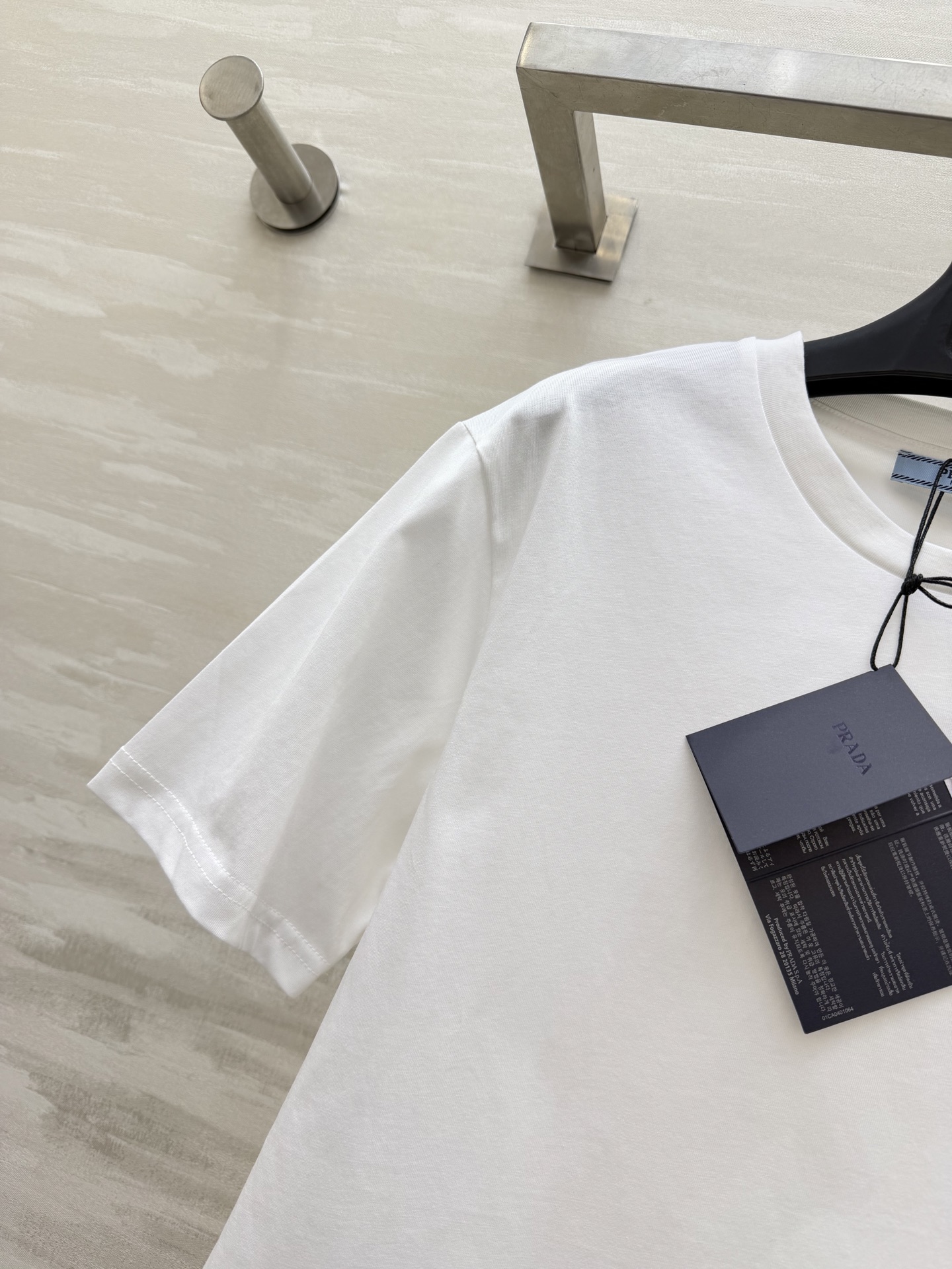 #Prad♡²⁶ss经典三角标T恤 把高级感焊在身上！白/灰/黑三色可选 立体压印logo低调又显贵！纯