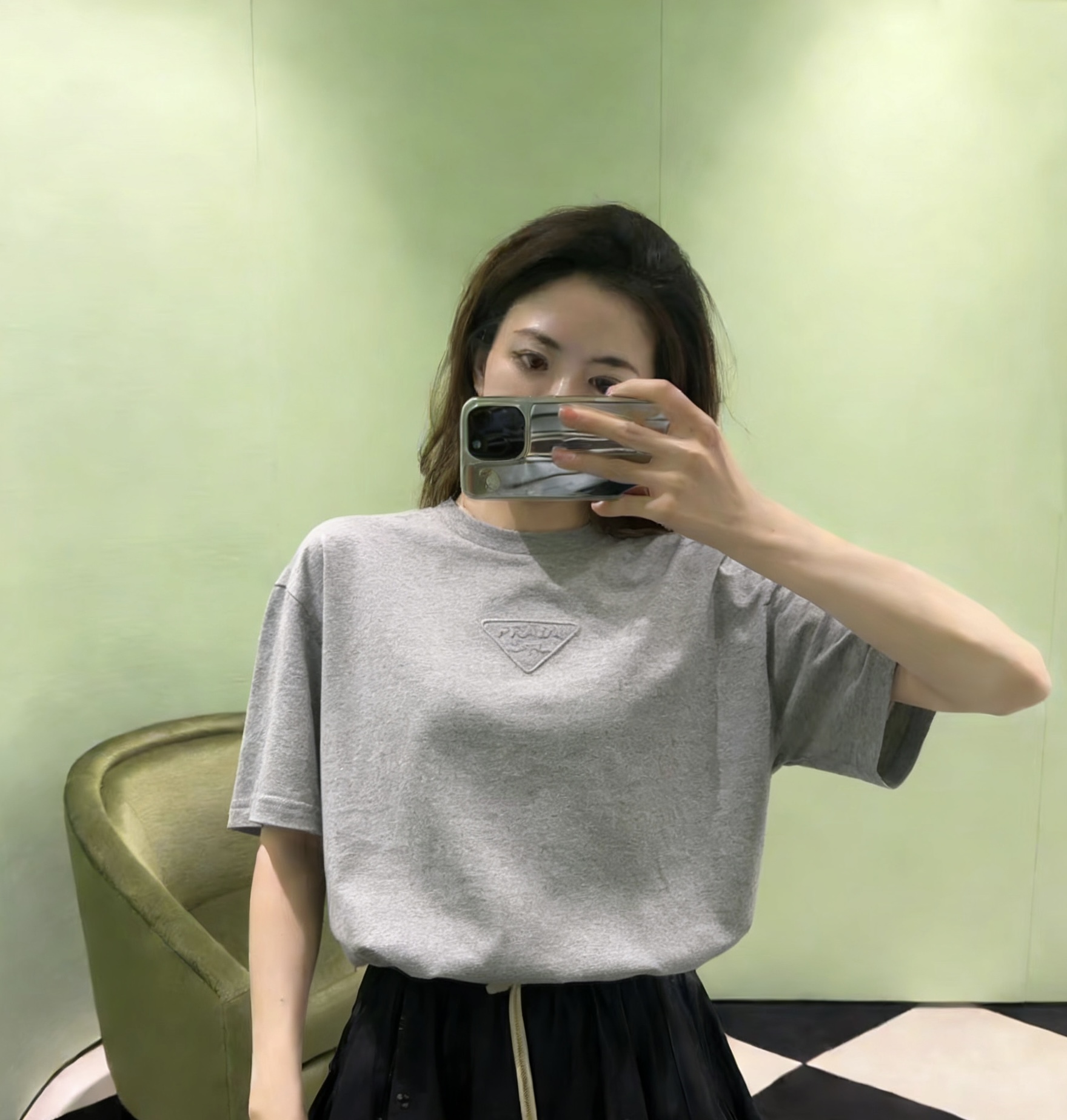 #Prad♡²⁶ss经典三角标T恤 把高级感焊在身上！白/灰/黑三色可选 立体压印logo低调又显贵！纯