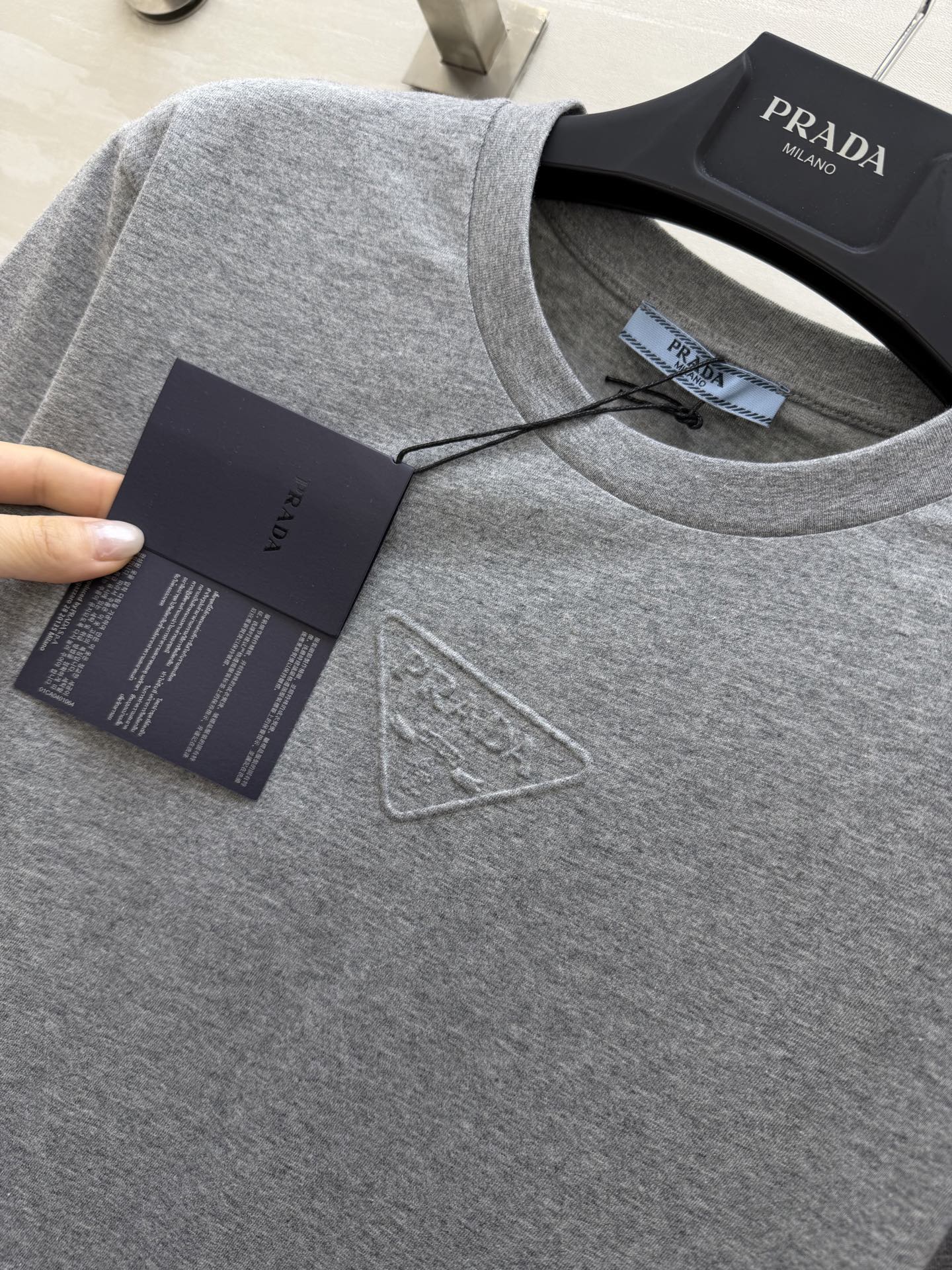 #Prad♡²⁶ss经典三角标T恤 把高级感焊在身上！白/灰/黑三色可选 立体压印logo低调又显贵！纯