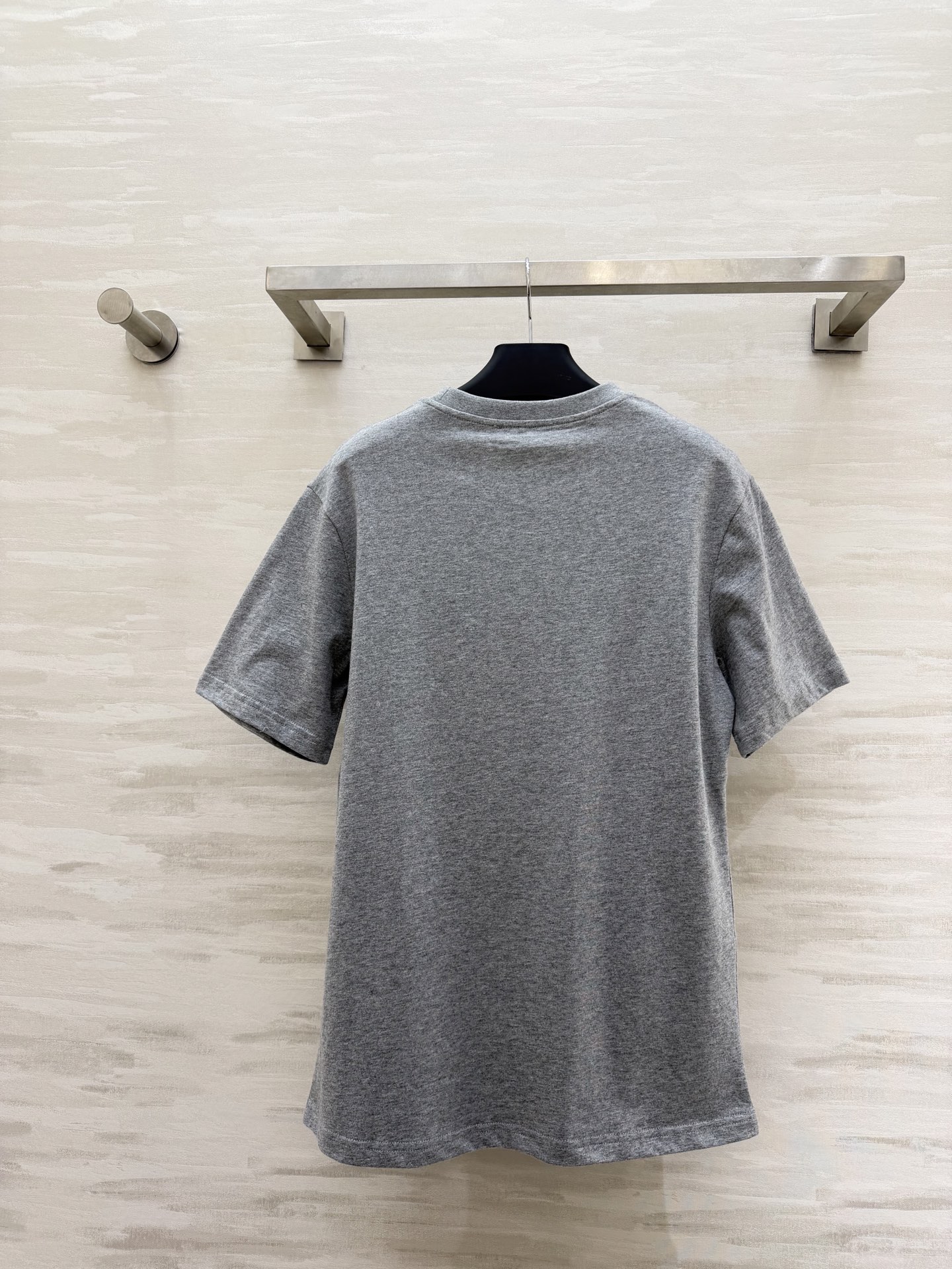 #Prad♡²⁶ss经典三角标T恤 把高级感焊在身上！白/灰/黑三色可选 立体压印logo低调又显贵！纯