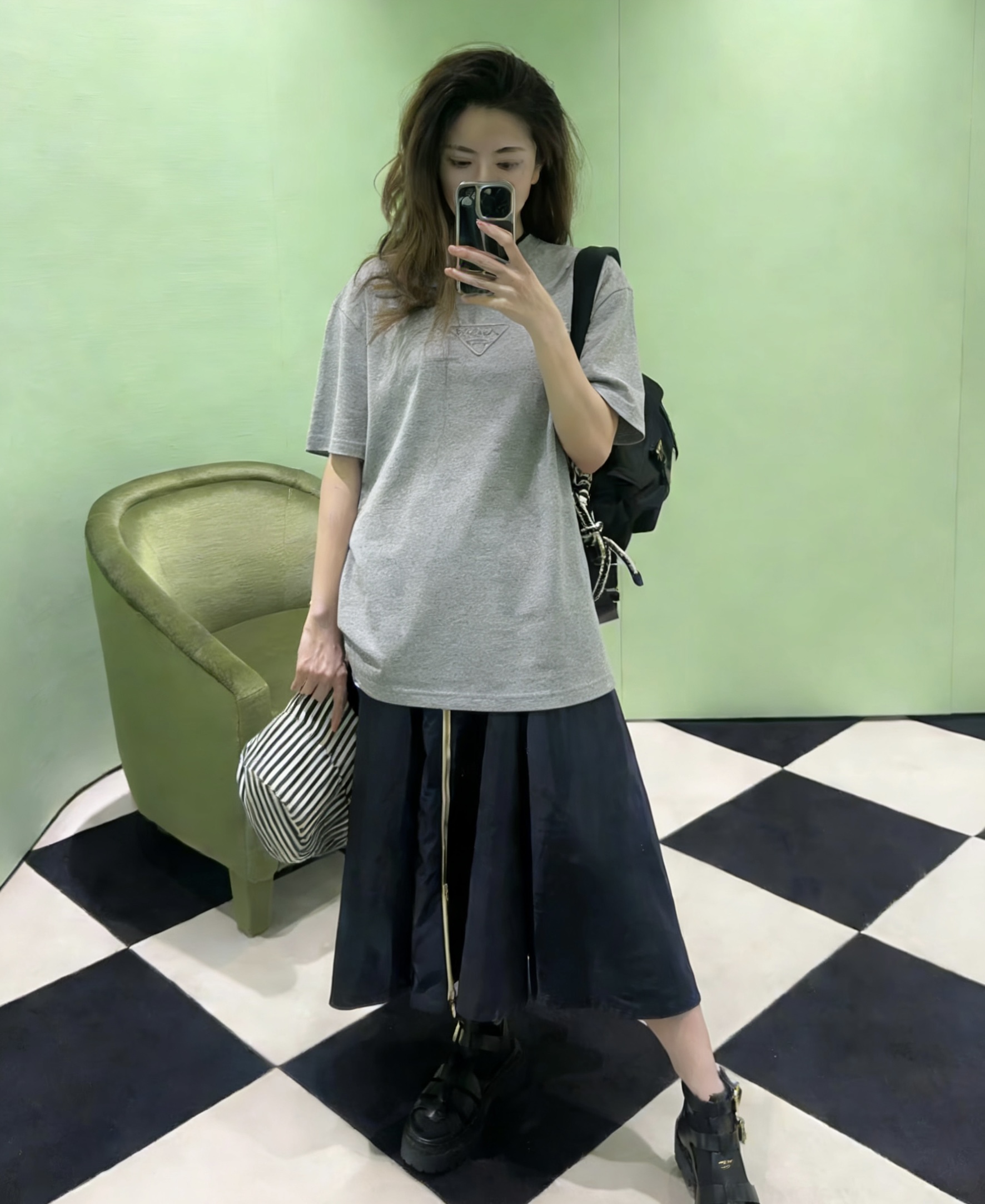 #Prad♡²⁶ss经典三角标T恤 把高级感焊在身上！白/灰/黑三色可选 立体压印logo低调又显贵！纯