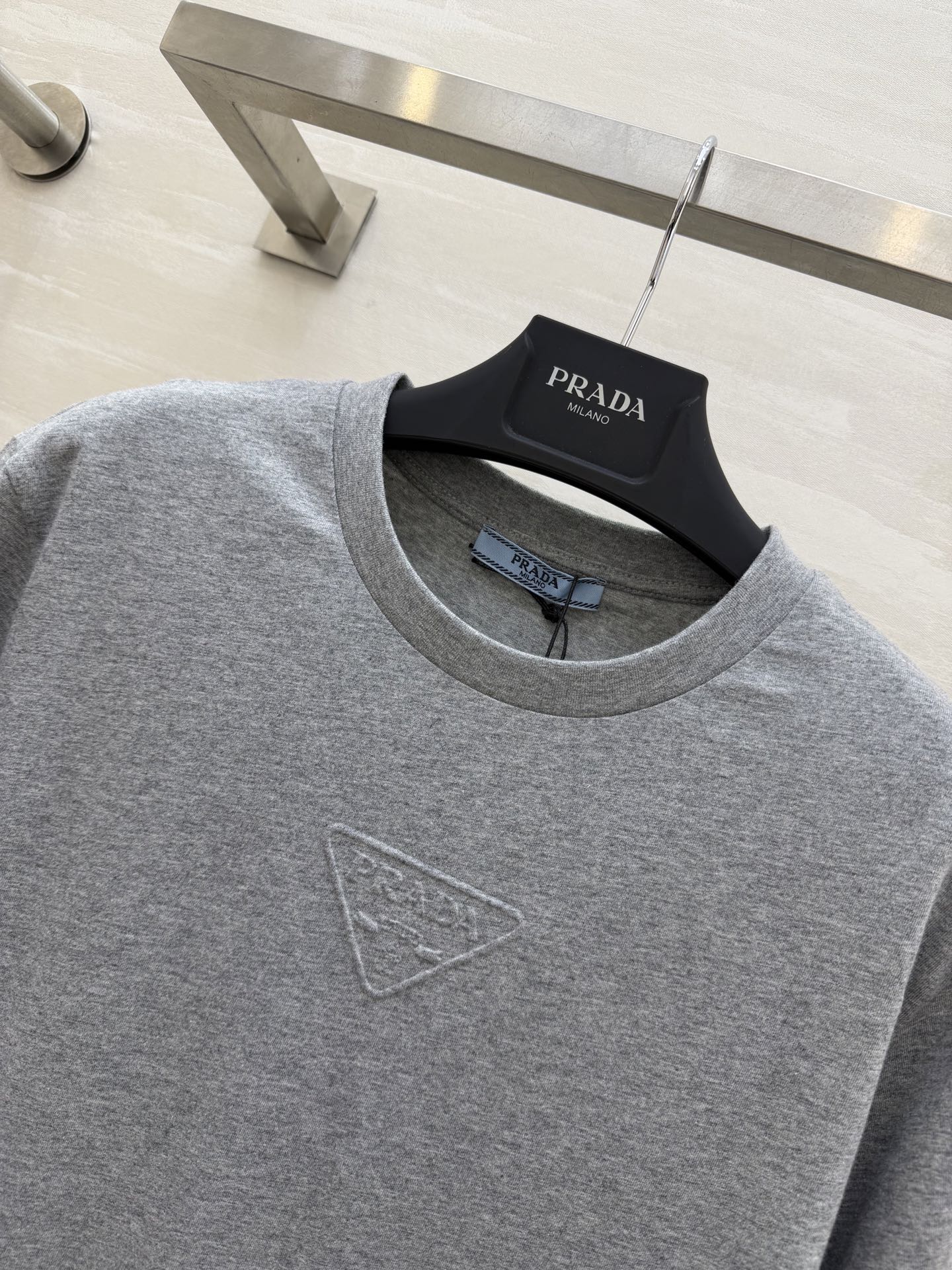 #Prad♡²⁶ss经典三角标T恤 把高级感焊在身上！白/灰/黑三色可选 立体压印logo低调又显贵！纯