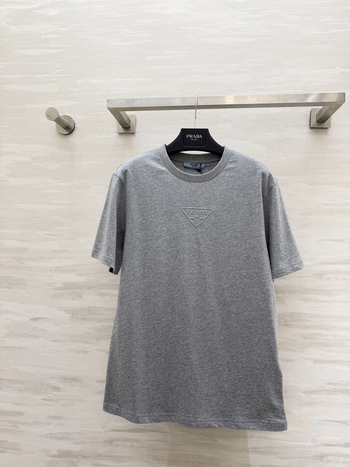 NO:736978,#Pradss classic triangle logo T-shirt welds a sense of luxury to your body!  Available in three colors: white/grey/black. The three-dimensional embossed logo is low-key yet noble!  Pure cotton fabric is breathable and skin-friendly, refreshing and casual. High-quality customization. Available in stock first size S/M/L (S size shoulder width 43, bust 94, length 67, prada, tees, t-shirt,19860909#Pradss经典三角标T恤 把高级感焊在身上！白/灰/黑三色可选 立体压印logo低调又显贵！纯棉面料透气亲肤 清爽随性 高品质定制 现货首发sizeS/M/L（s码肩宽43,胸围94,衣长67,,prada,tees，t-shirt,,Women's clothing