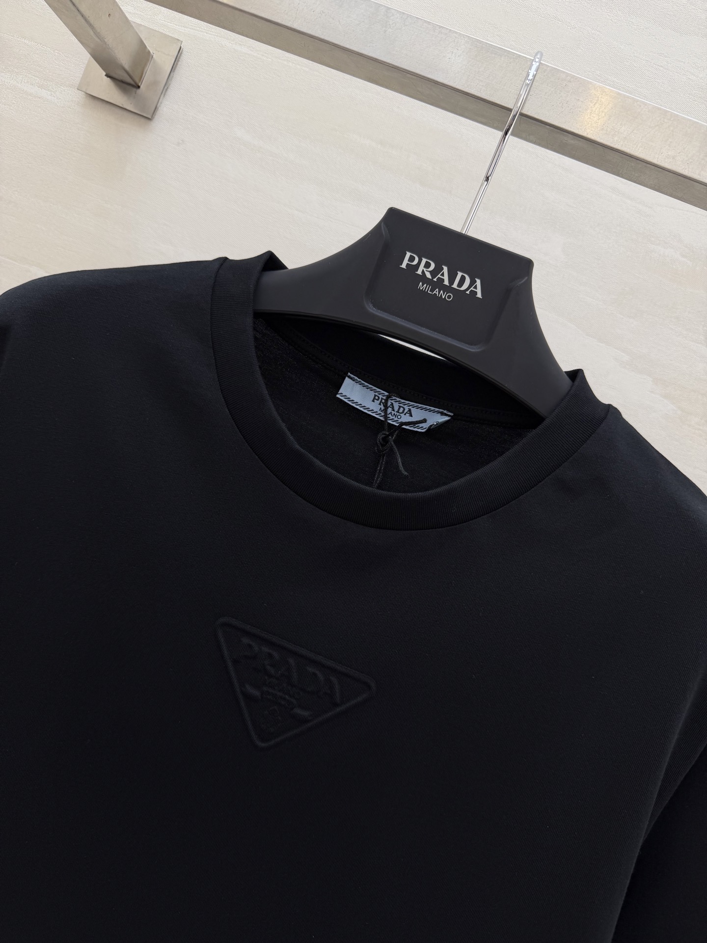 #Prad♡²⁶ss经典三角标T恤 把高级感焊在身上！白/灰/黑三色可选 立体压印logo低调又显贵！纯