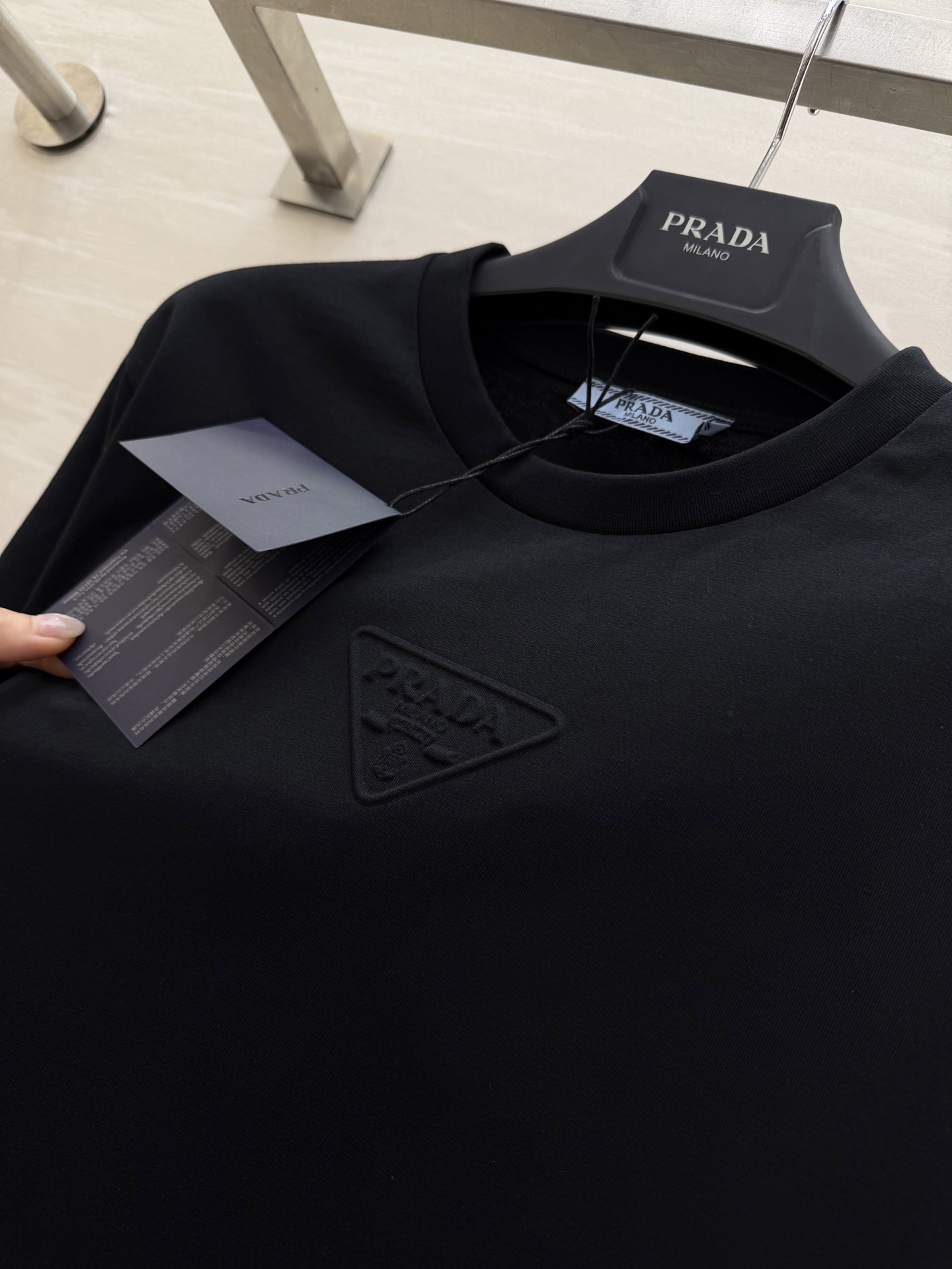 #Prad♡²⁶ss经典三角标T恤 把高级感焊在身上！白/灰/黑三色可选 立体压印logo低调又显贵！纯