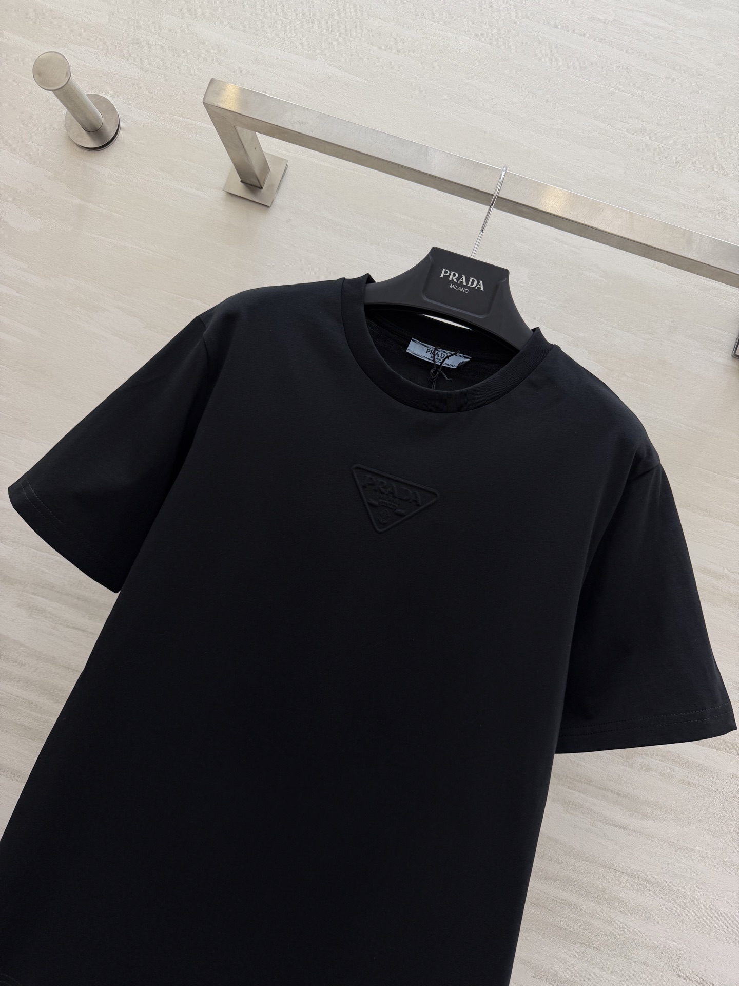 #Prad♡²⁶ss经典三角标T恤 把高级感焊在身上！白/灰/黑三色可选 立体压印logo低调又显贵！纯
