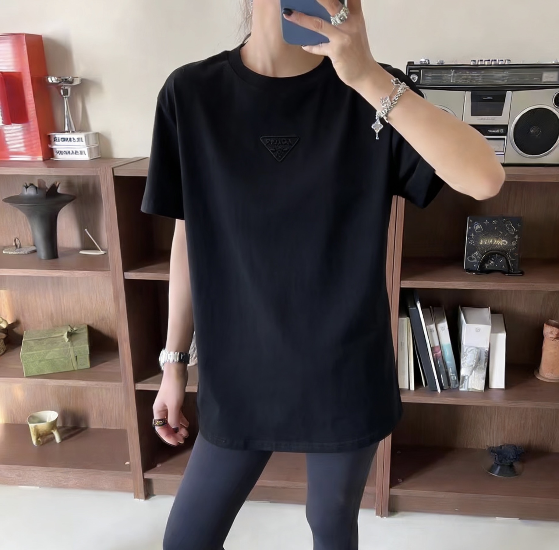 #Prad♡²⁶ss经典三角标T恤 把高级感焊在身上！白/灰/黑三色可选 立体压印logo低调又显贵！纯