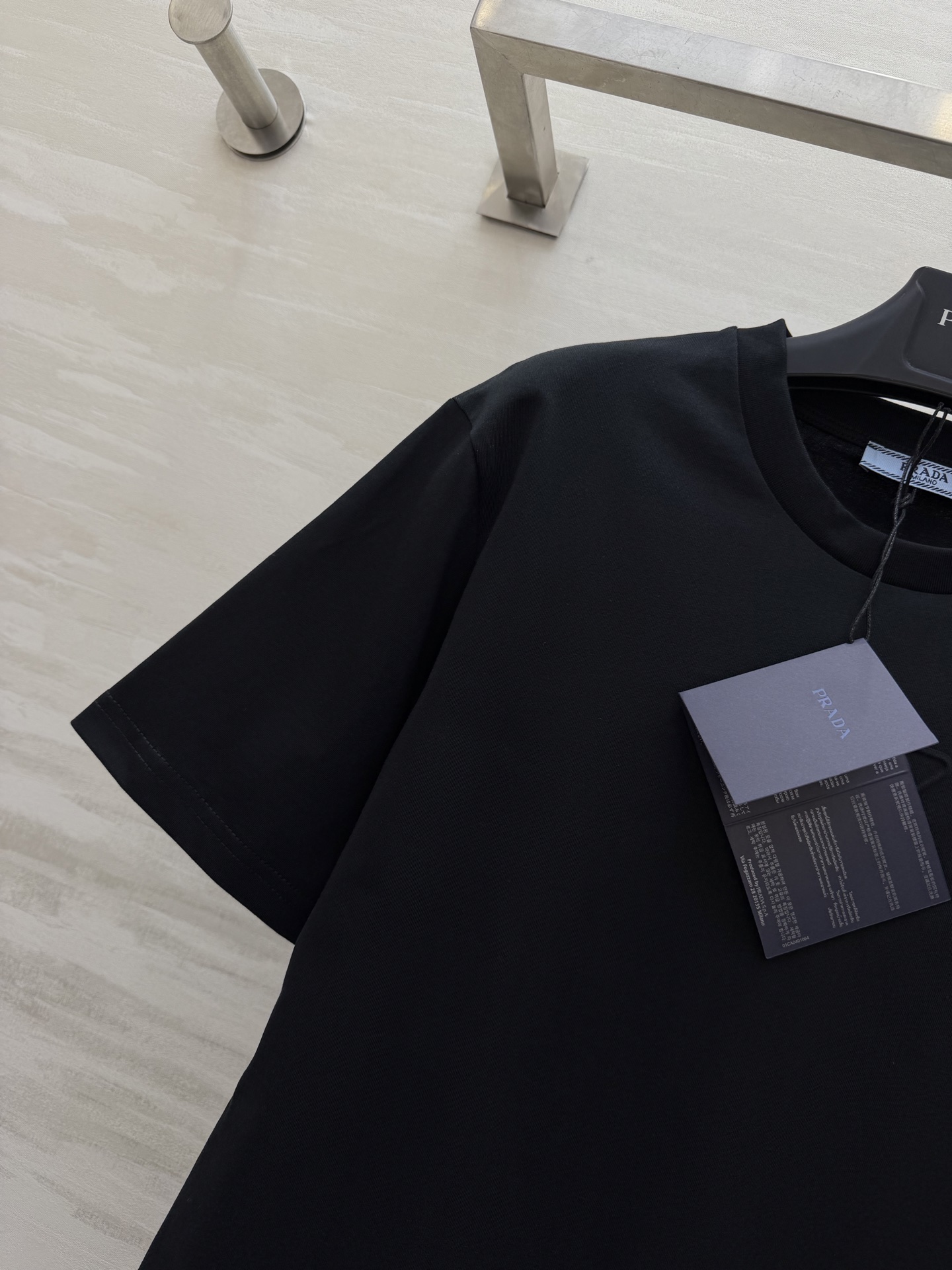 #Prad♡²⁶ss经典三角标T恤 把高级感焊在身上！白/灰/黑三色可选 立体压印logo低调又显贵！纯