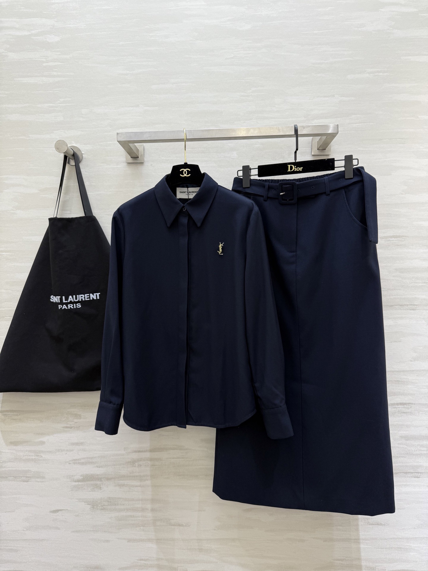 NO:737286,#ysl New shirt and skirt suit, elegant and high-quality customization, available in stock first size S/M/L/XL (M size shoulder width 40, bust 98, length 67, skirt waist 70, skirt length 90),, saint laurent, skirts,19860909#ysl新款 衬衣半身裙套装 大气气质 高品质定制 现货首发sizeS/M/L/XL（M码肩宽40,胸围98,衣长67,半裙腰围70,裙长90）,,saint laurent,skirts,,Women's clothing
