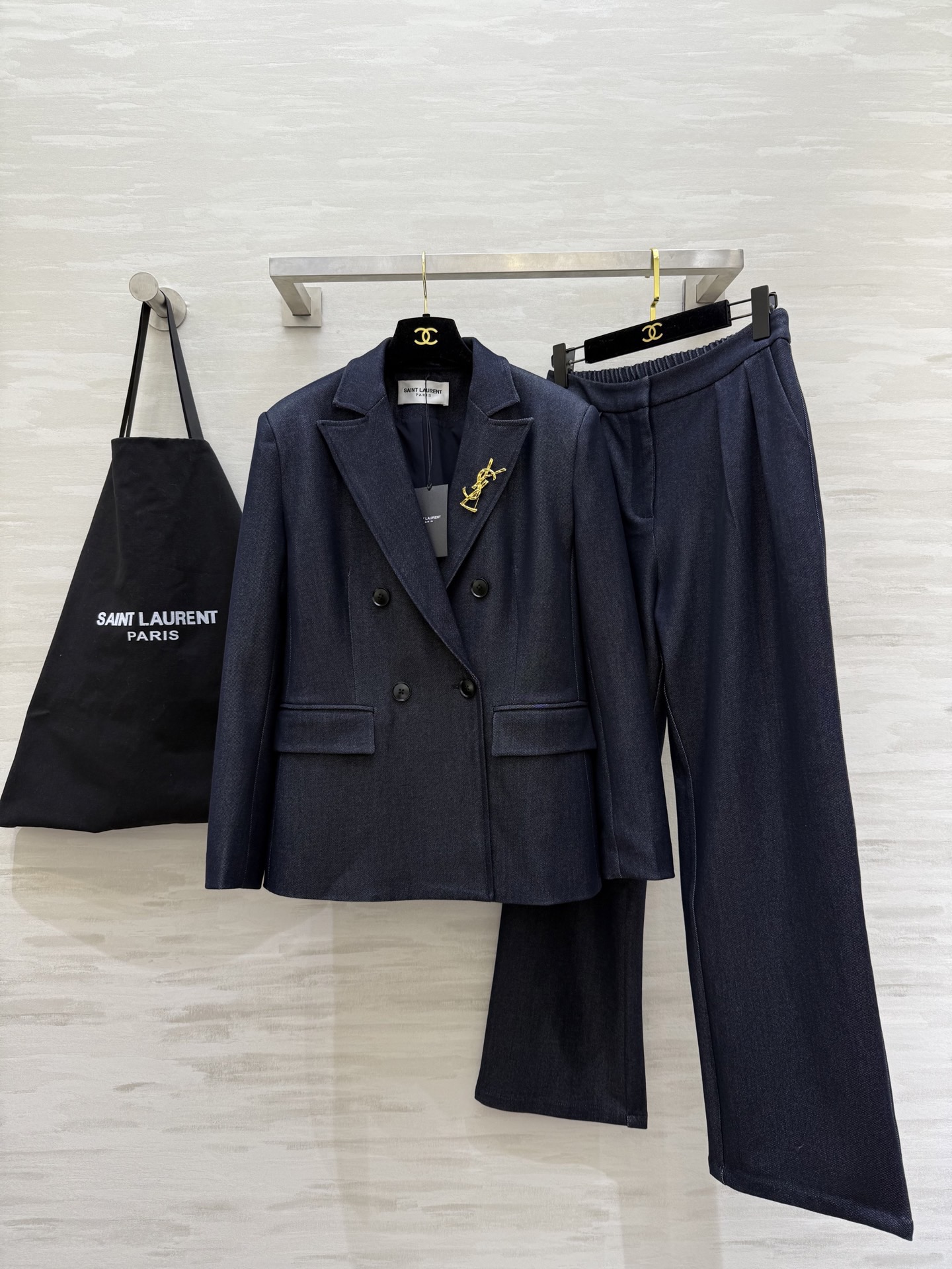 NO:737281,#ysl new handsome suit, cool yet elegant, high-quality customization, available in stock first size S/M/L/XL (S size shoulder width 41, chest 97, length 68, trousers waist 66, trousers length 100),, saint laurent, business suit,19860909#ysl新款痞帅西装套装 酷飒又不失优雅 高品质定制 现货首发sizeS/M/L/XL（s码肩宽41,胸围97,衣长68,裤子腰围66,裤长100）,,saint laurent,business suit,,Women's clothing