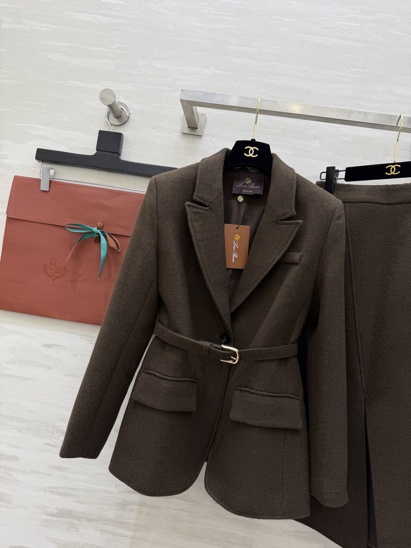 Loro Pian♡²⁶早春新款 精纺羊毛套装 深棕咖色调 包含西装外套+长款半裙 质地柔软 外套腰带设
