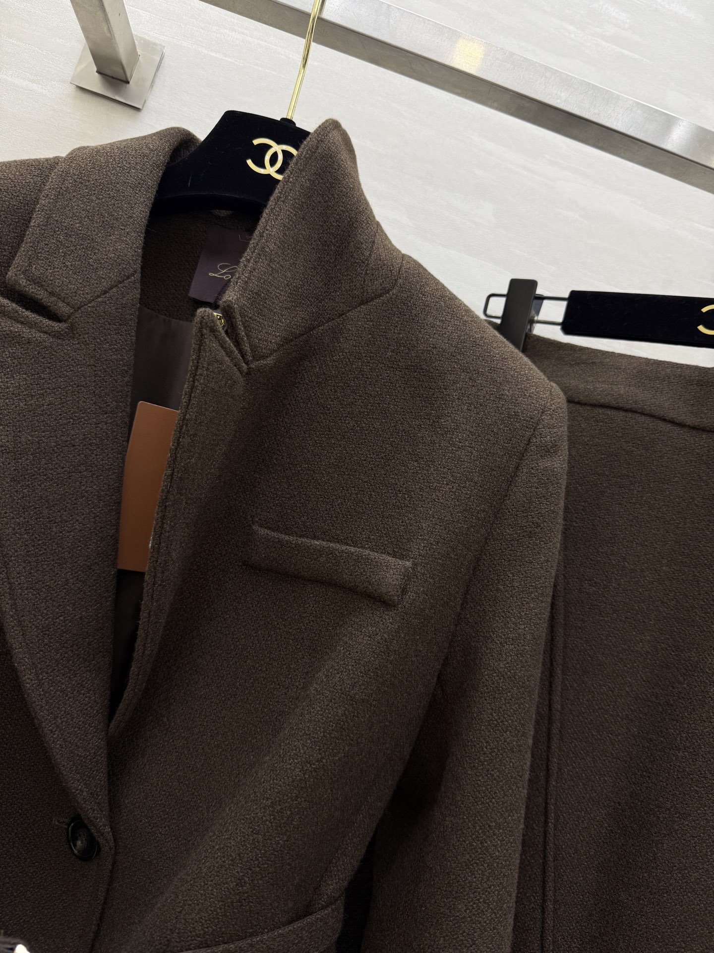 Loro Pian♡²⁶早春新款 精纺羊毛套装 深棕咖色调 包含西装外套+长款半裙 质地柔软 外套腰带设