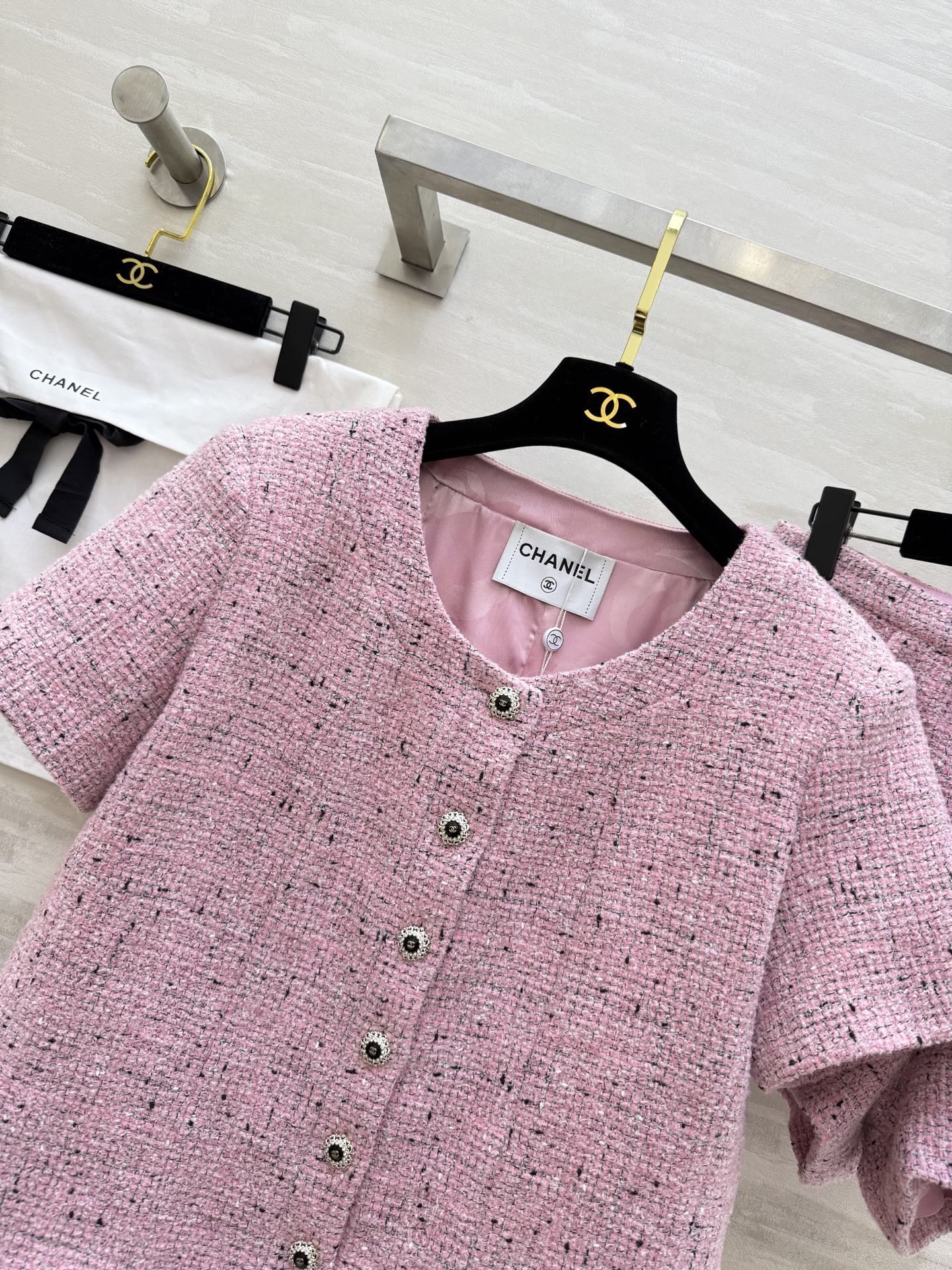 #Chane♡²⁶新款 高级手工坊系列 粉色粗花呢套装 经典粗花呢材质 细腻编织纹理 金属纽扣点缀优雅精