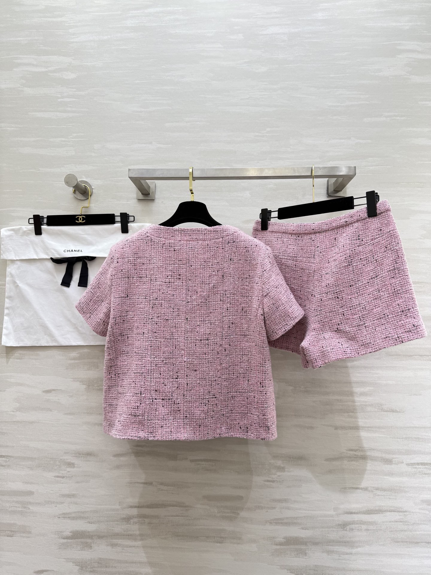 #Chane♡²⁶新款 高级手工坊系列 粉色粗花呢套装 经典粗花呢材质 细腻编织纹理 金属纽扣点缀优雅精