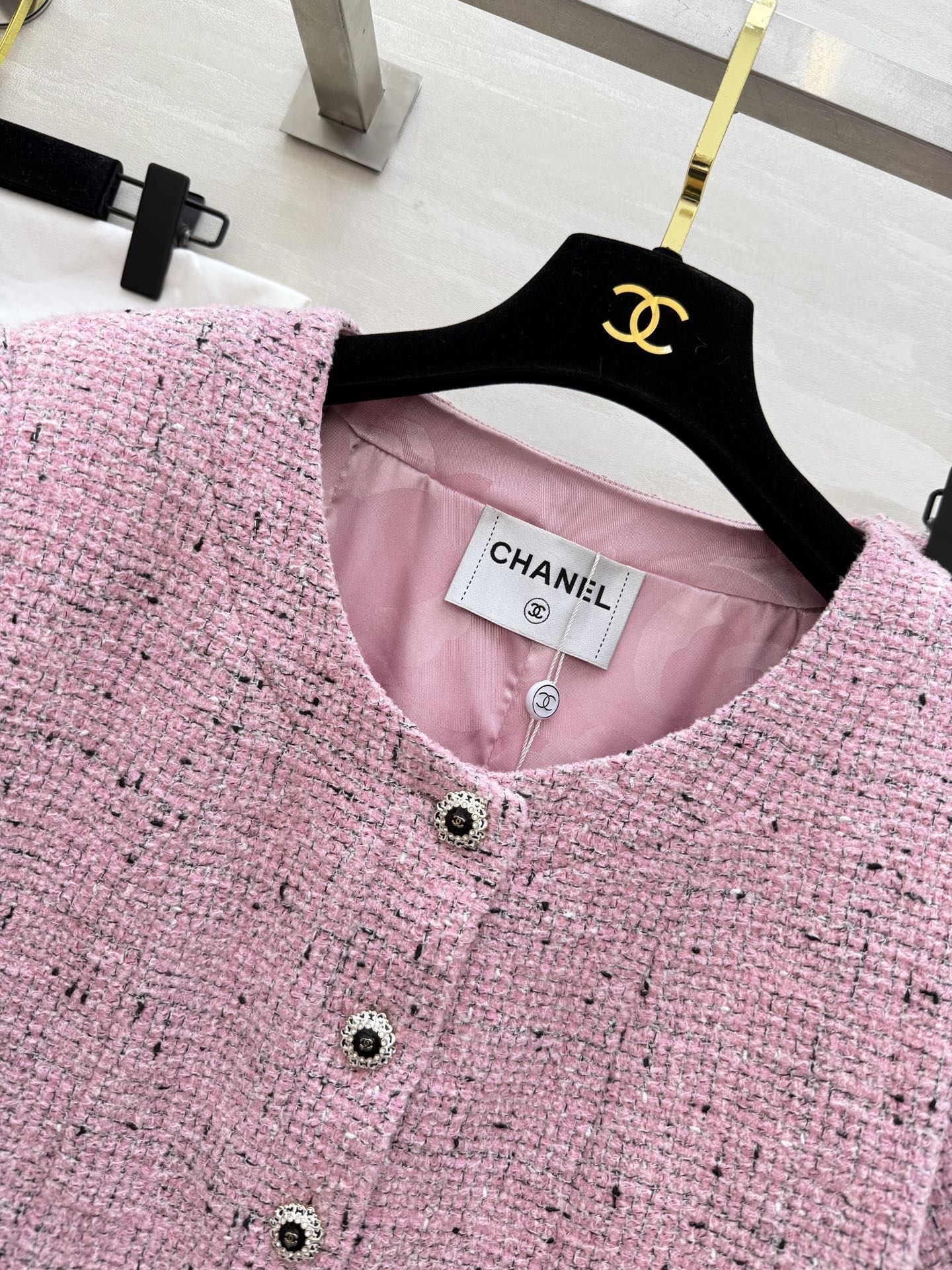 #Chane♡²⁶新款 高级手工坊系列 粉色粗花呢套装 经典粗花呢材质 细腻编织纹理 金属纽扣点缀优雅精