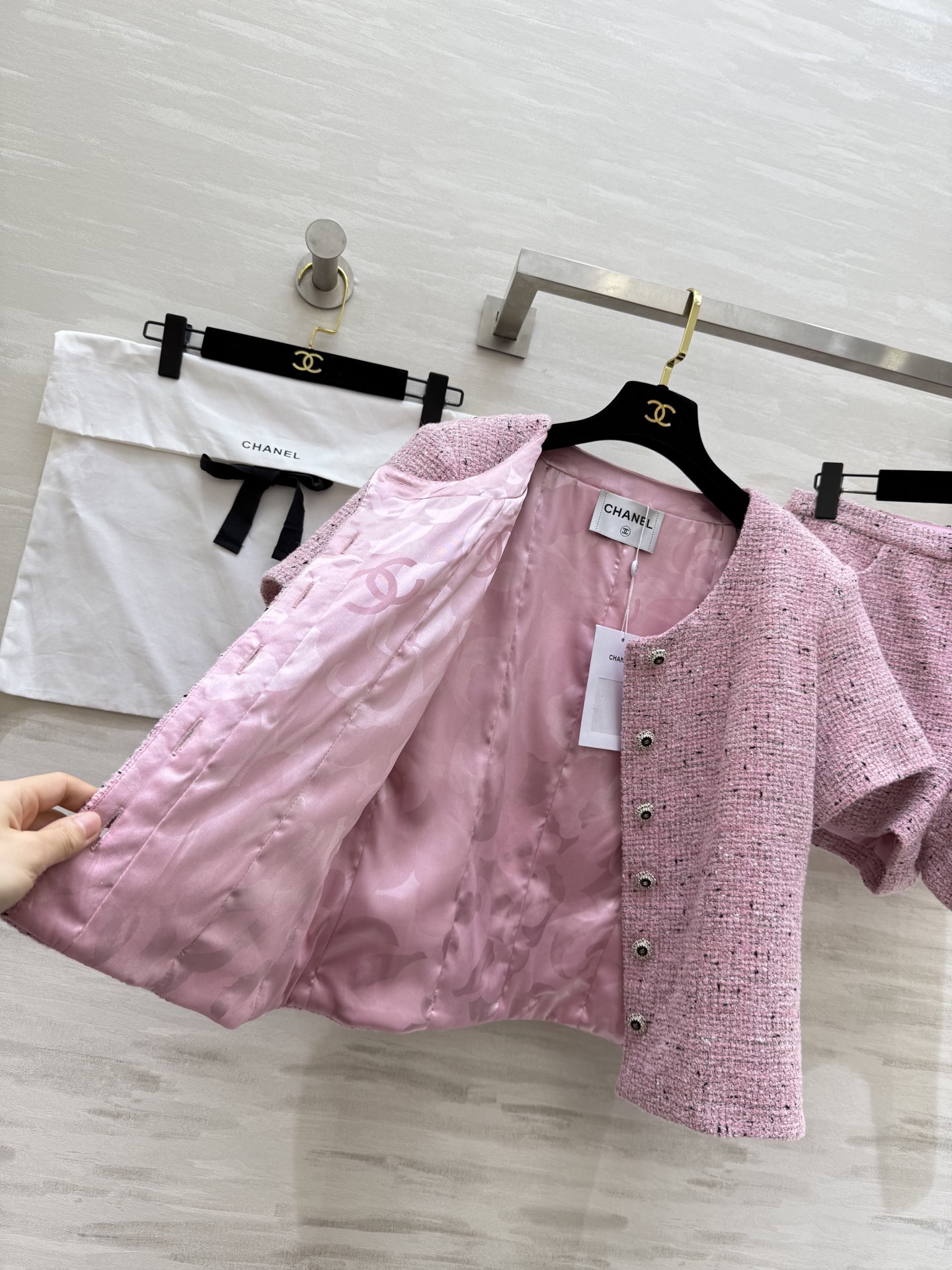 #Chane♡²⁶新款 高级手工坊系列 粉色粗花呢套装 经典粗花呢材质 细腻编织纹理 金属纽扣点缀优雅精