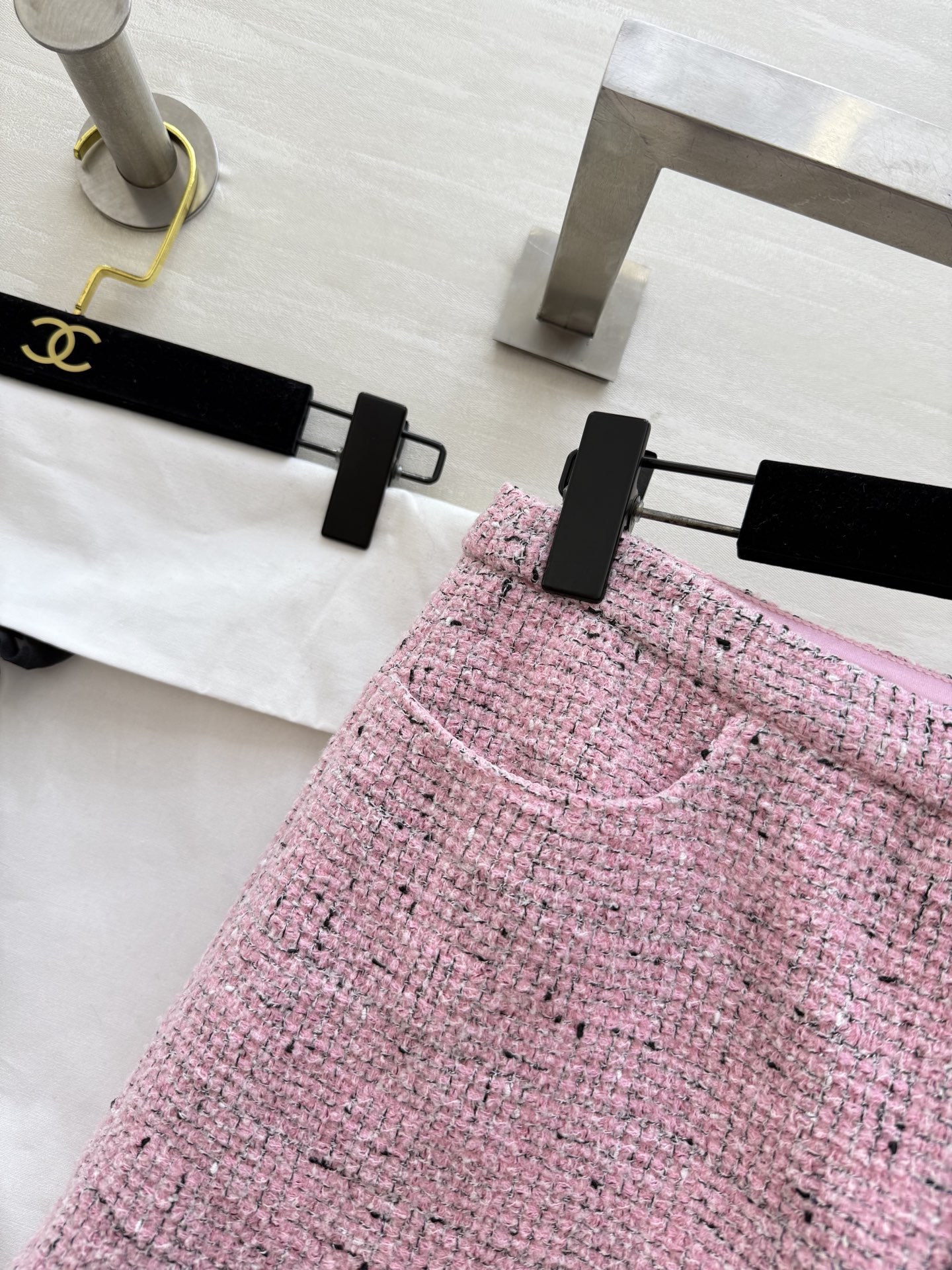 #Chane♡²⁶新款 高级手工坊系列 粉色粗花呢套装 经典粗花呢材质 细腻编织纹理 金属纽扣点缀优雅精