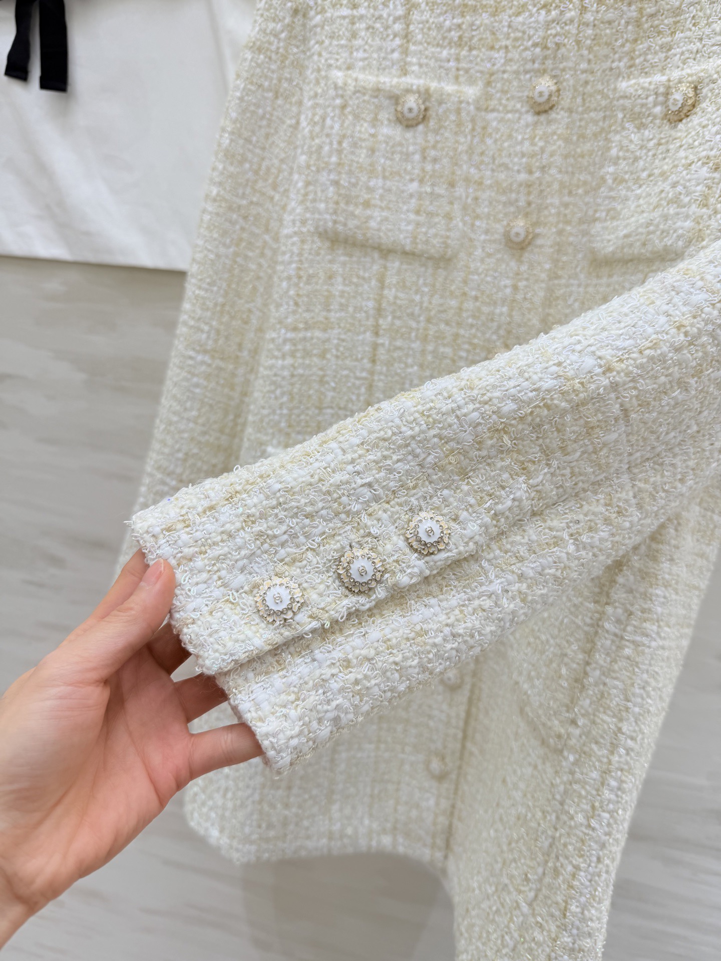 #Chane♡²⁶C 米色粗花呢外套 经典粗花呢面料 圆领四口袋设计 开模纽扣点缀 优雅精致感满满中长款