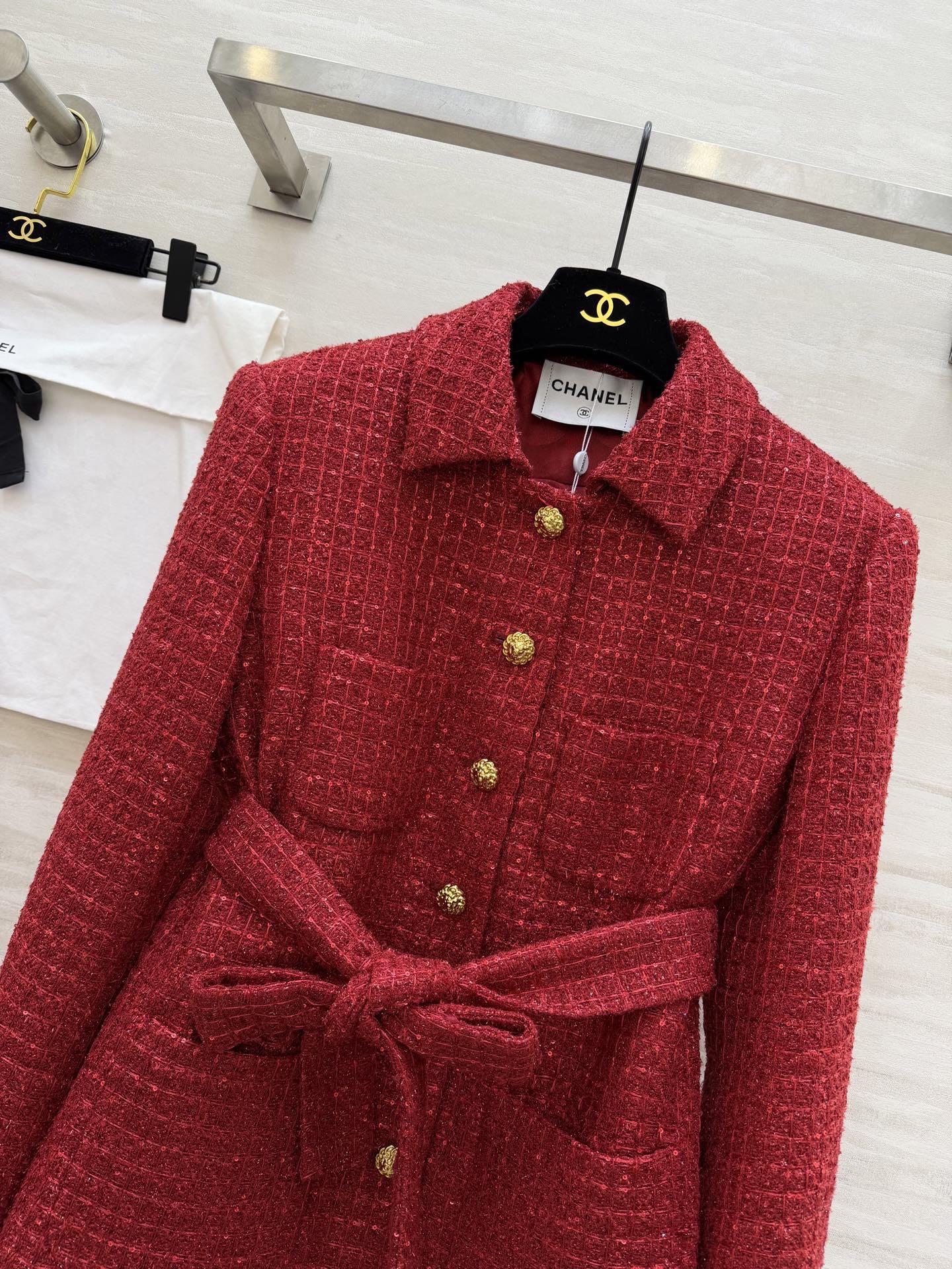 #Chane♡²⁶新款 红色编织粗花呢外套 金色纽扣+腰带设计 优雅又精致 纹理感粗花呢材质 本布腰带轻