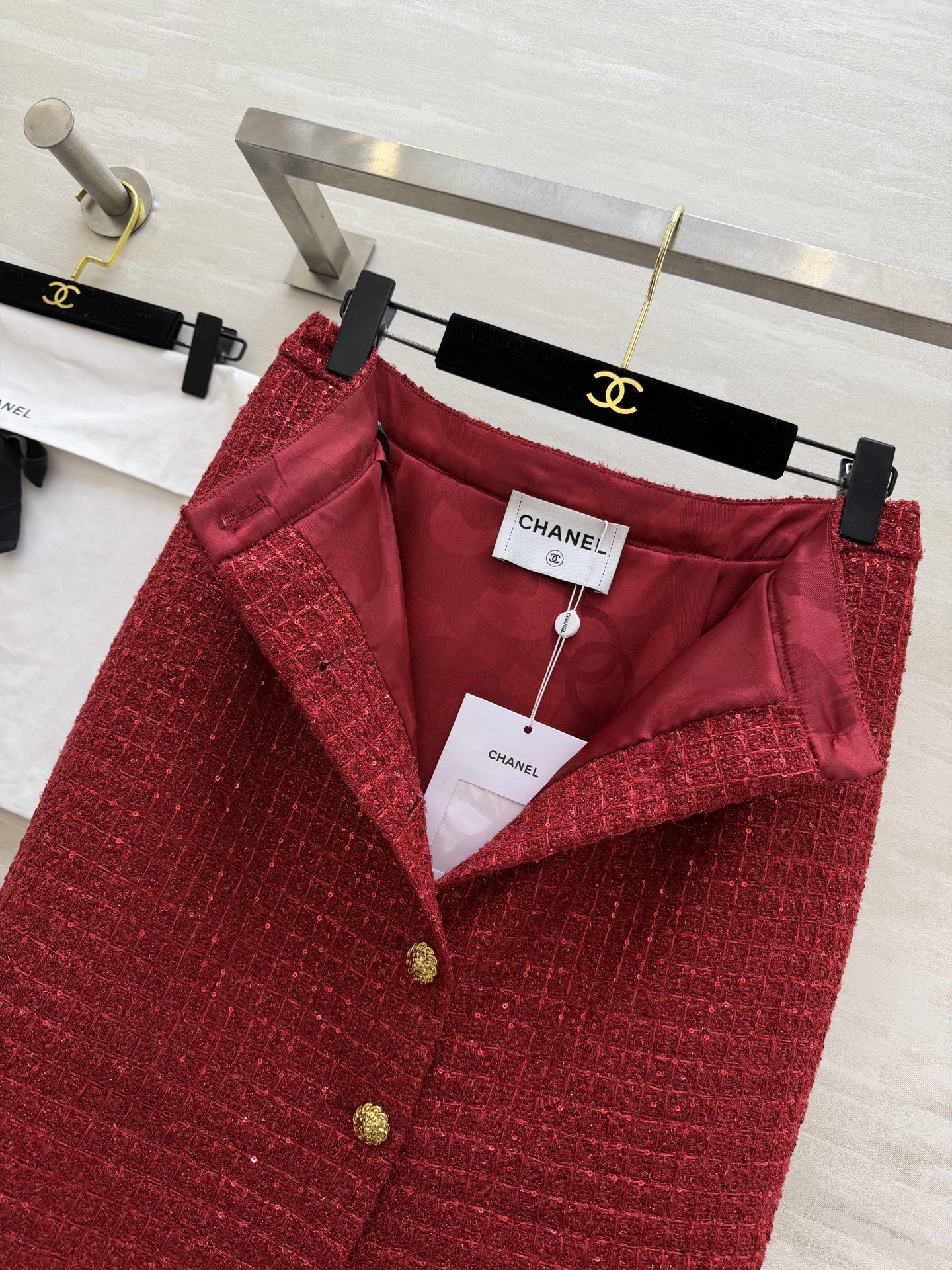 #Chane♡²⁶新款 红色编织粗花呢半裙 金色纽扣优雅又精致 纹理感粗花呢材质 高品质定制 现货首发s