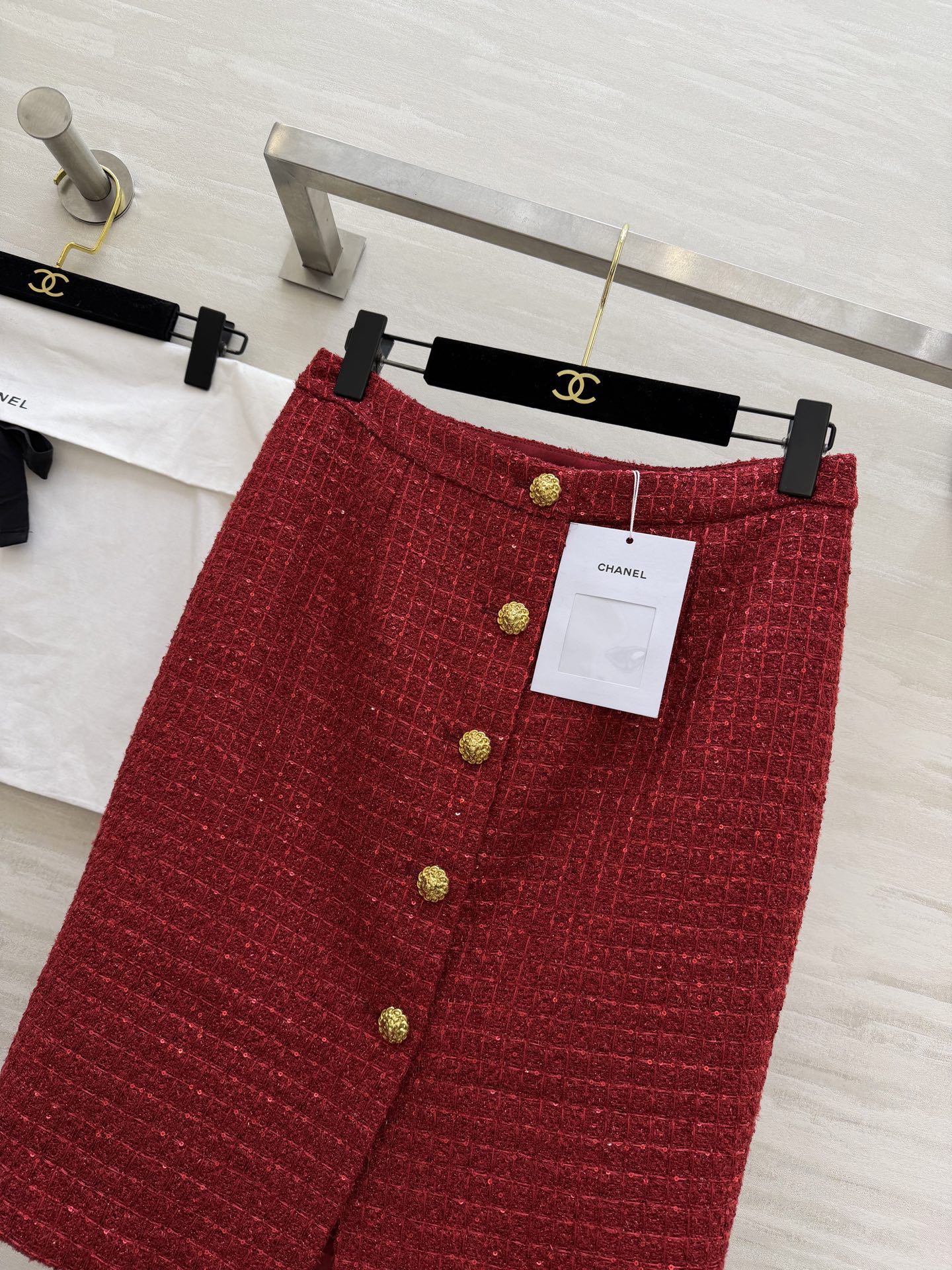 #Chane♡²⁶新款 红色编织粗花呢半裙 金色纽扣优雅又精致 纹理感粗花呢材质 高品质定制 现货首发s