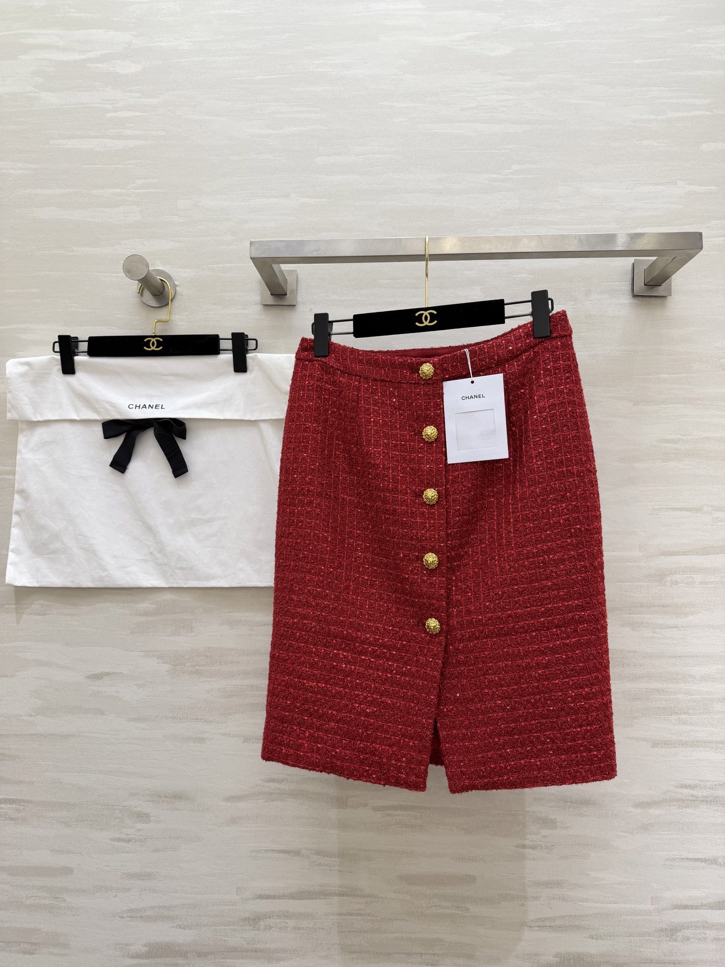 NO:737255,#Chane new style red woven tweed skirt, elegant and delicate gold buttons, textured tweed material, high quality customization, ready for sale, size S/M/L (S size waist 70, hip 92, skirt length 56),,chanel,skirts,19860909#Chane新款 红色编织粗花呢半裙 金色纽扣优雅又精致 纹理感粗花呢材质 高品质定制 现货首发sizeS/M/L（s码腰围70,臀围92,裙长56）,,chanel,skirts,,Women's clothing