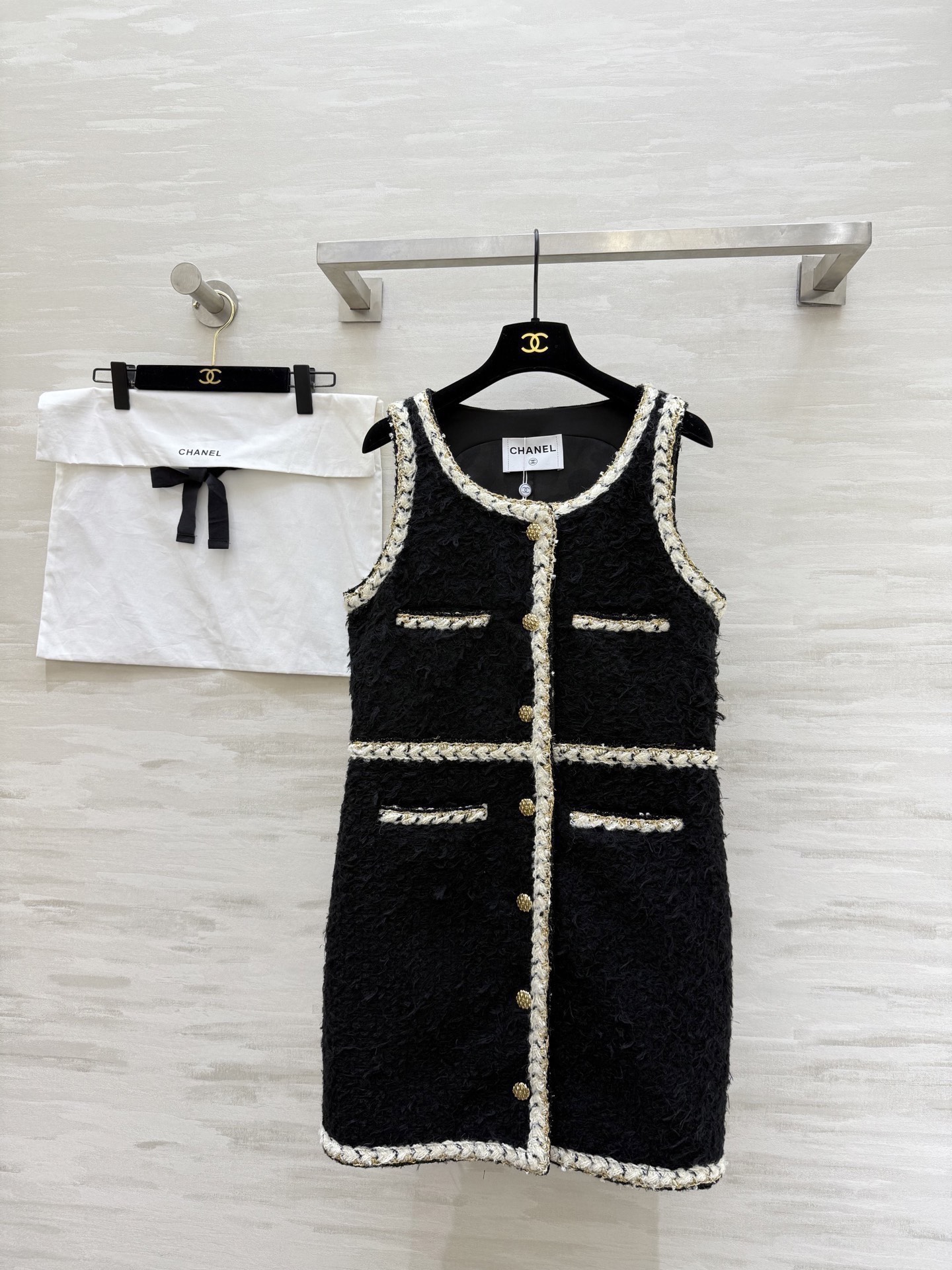 NO:737247,#Chane The most beautiful tank top dress with a sense of gold, heavy industry long hair small fragrant fabric, high quality customization, available in stock first size S/M/L (S size bust 88, length 82),,chanel,skirts,19860909#Chane最美背心裙 千金感 重工长毛小香风面料 高品质定制 现货首发sizeS/M/L（s码胸围88,衣长82）,,chanel,skirts,,Women's clothing