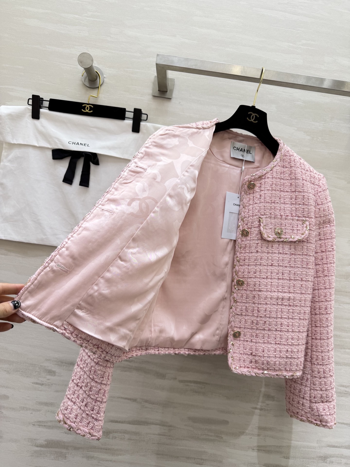 #Chane♡²⁶早春新款 经典粉色粗花呢外套 圆领无领设计 短款剪裁超显身材比例！粉色粗花呢羊毛混纺面