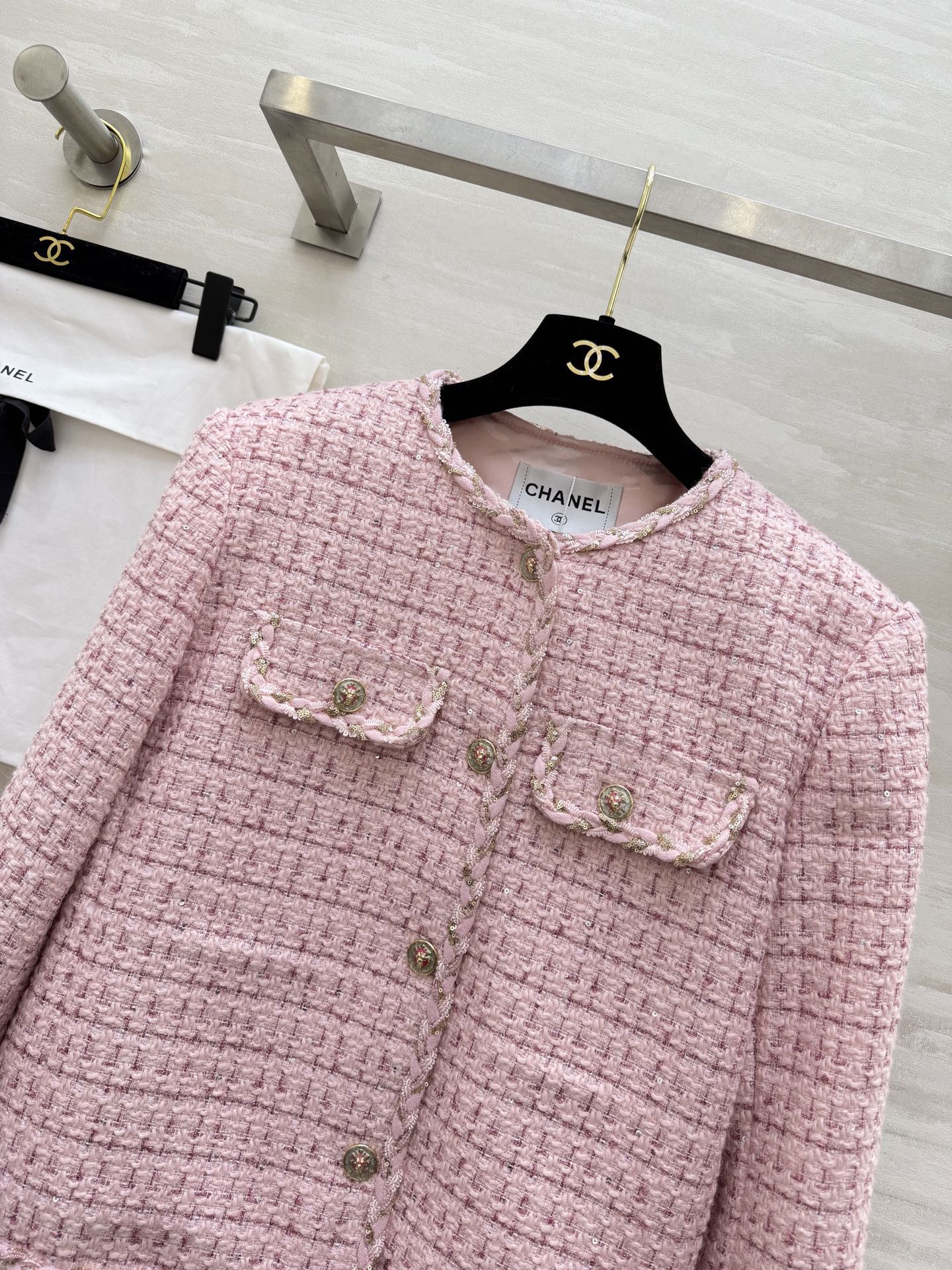 #Chane♡²⁶早春新款 经典粉色粗花呢外套 圆领无领设计 短款剪裁超显身材比例！粉色粗花呢羊毛混纺面