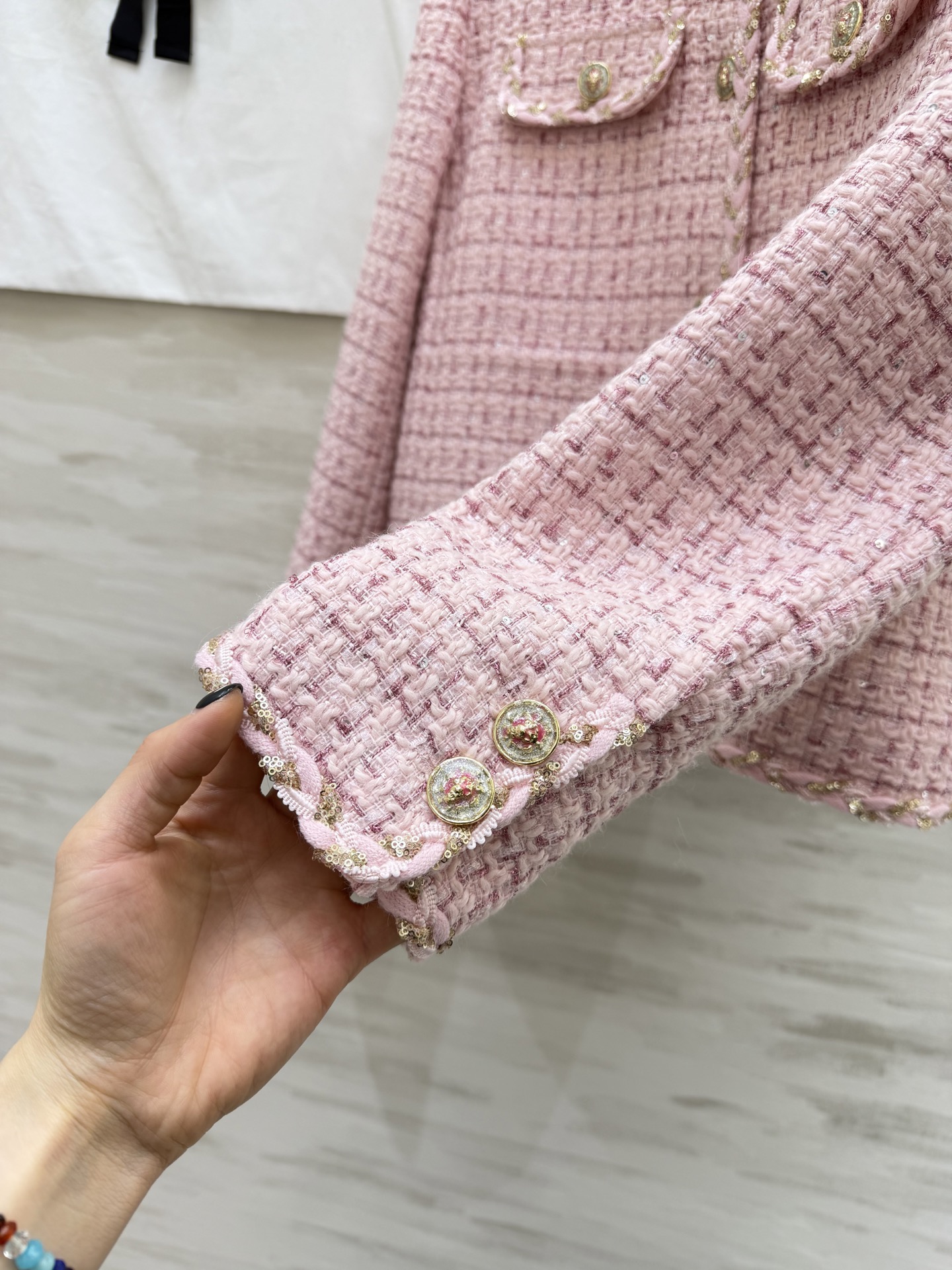 #Chane♡²⁶早春新款 经典粉色粗花呢外套 圆领无领设计 短款剪裁超显身材比例！粉色粗花呢羊毛混纺面