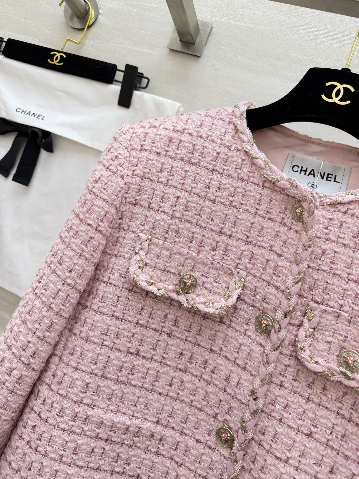 #Chane♡²⁶早春新款 经典粉色粗花呢外套 圆领无领设计 短款剪裁超显身材比例！粉色粗花呢羊毛混纺面