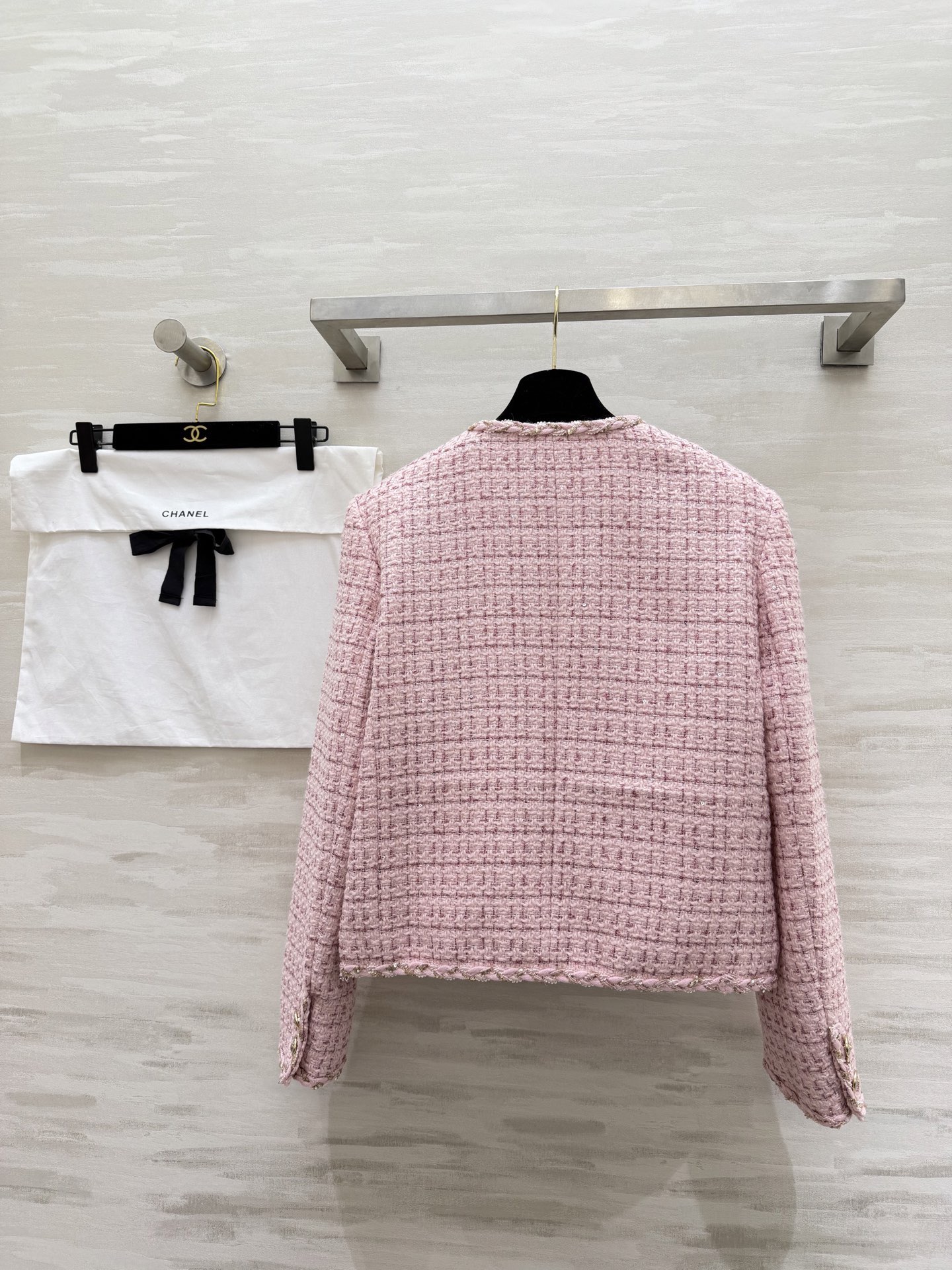 #Chane♡²⁶早春新款 经典粉色粗花呢外套 圆领无领设计 短款剪裁超显身材比例！粉色粗花呢羊毛混纺面