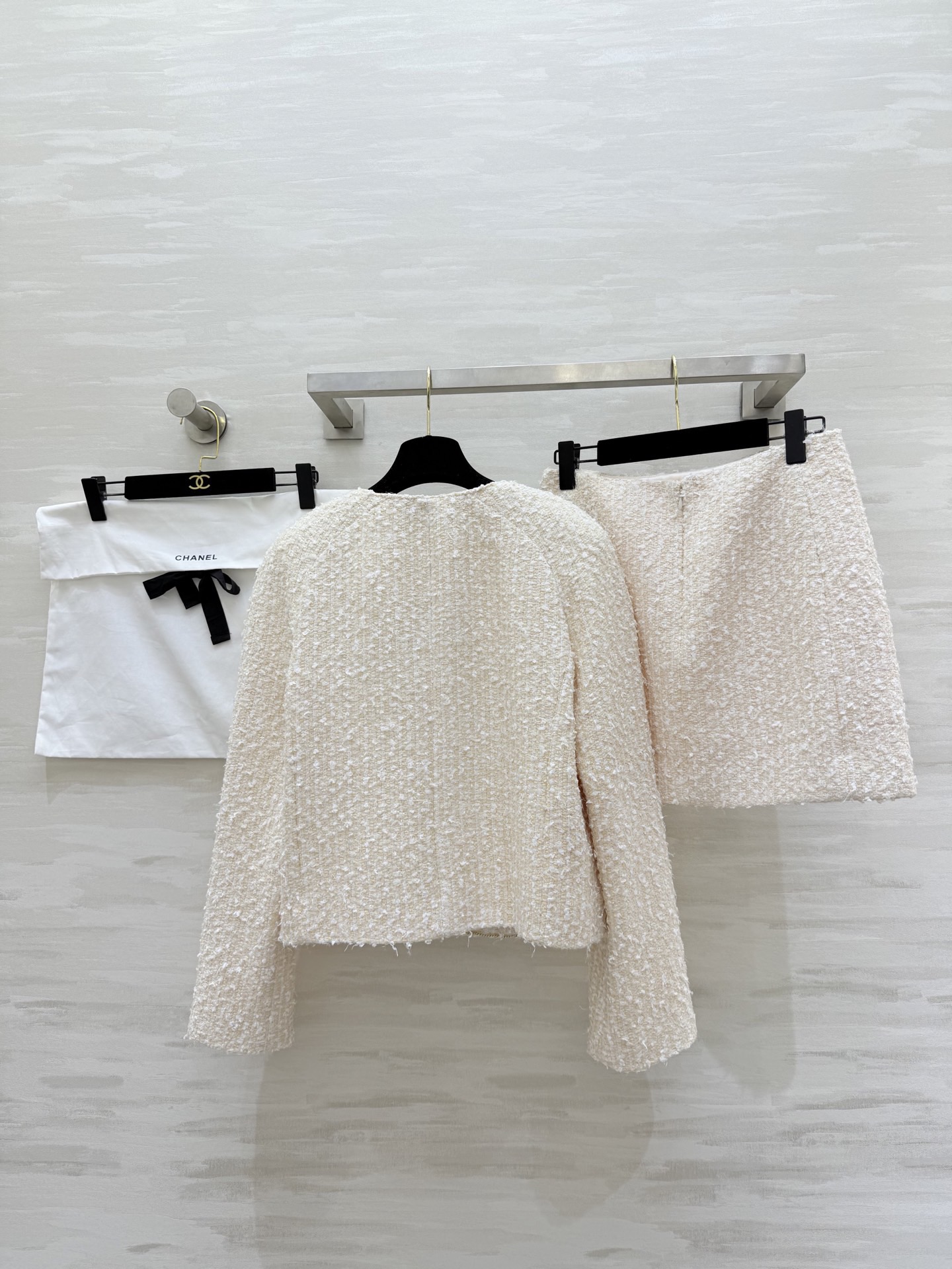 #Chane♡²⁶C 粗花呢套装 经典粗花呢材质柔软又挺括 开模定制纽扣点缀超精致 短款剪裁圆领设计 袖