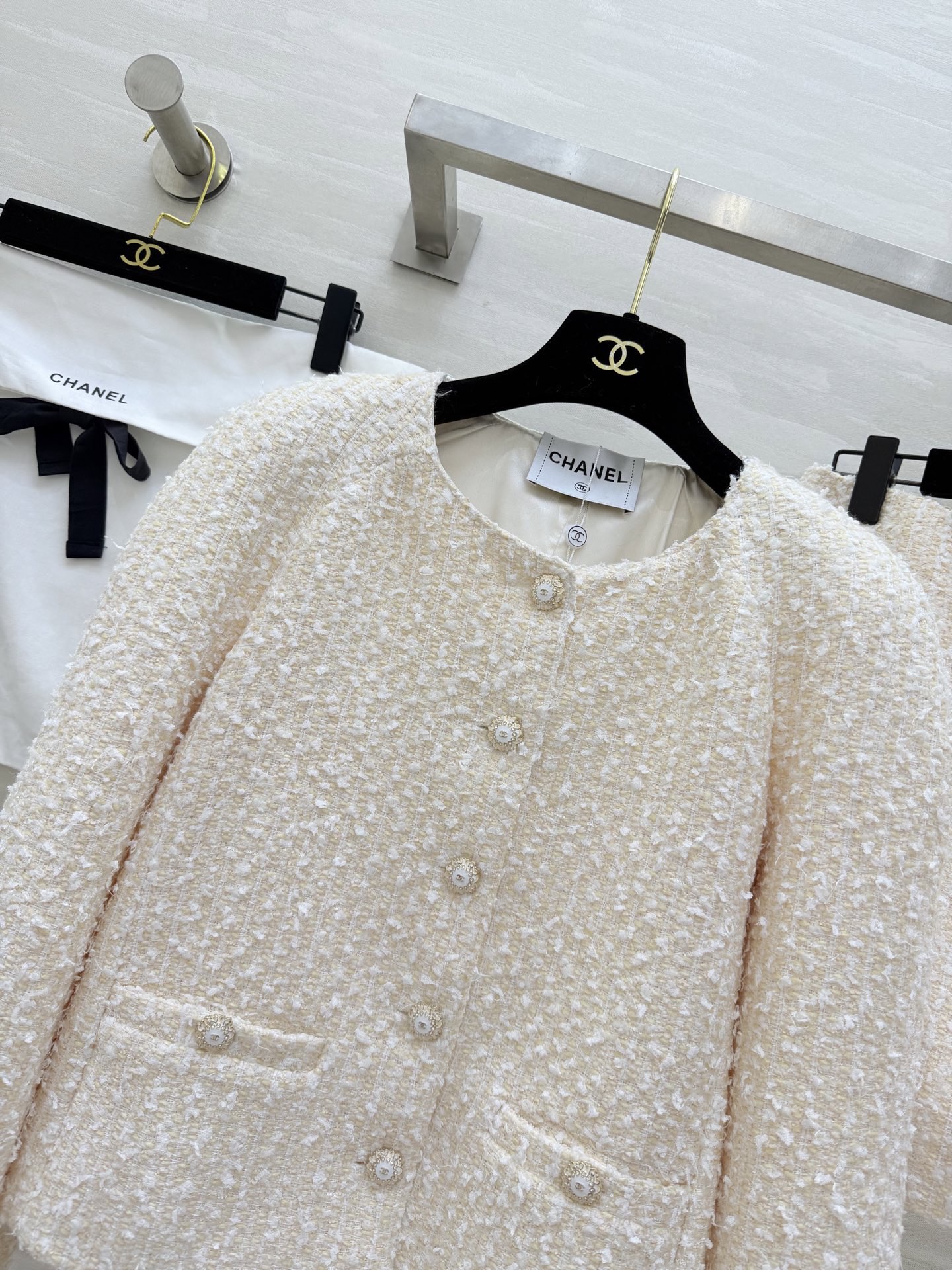 #Chane♡²⁶C 粗花呢套装 经典粗花呢材质柔软又挺括 开模定制纽扣点缀超精致 短款剪裁圆领设计 袖