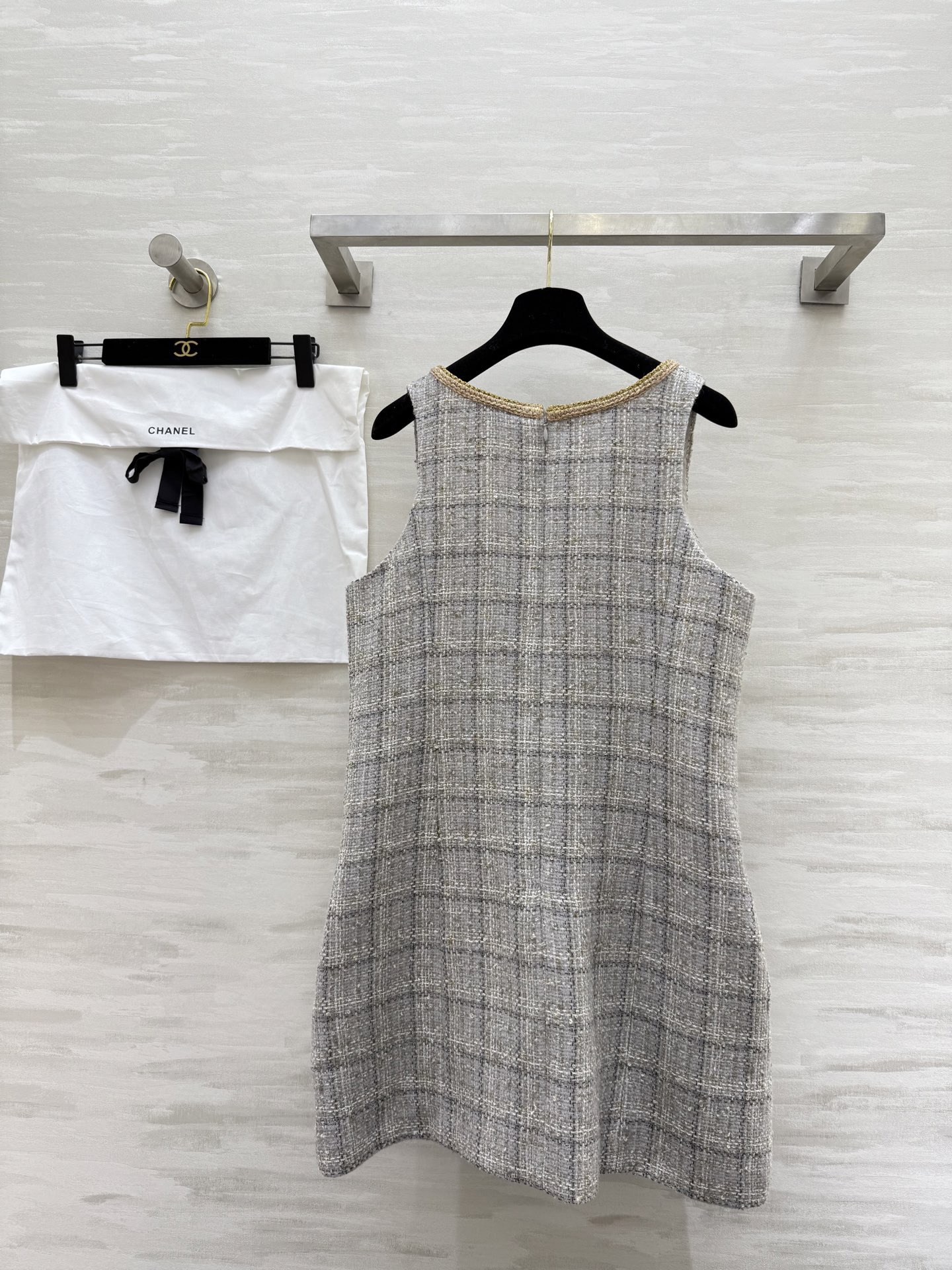 #Chane♡斜纹软呢连衣裙 经典米灰色格纹 优雅复古气质满分 U领设计配金色镶边 细节超精致 原版定制