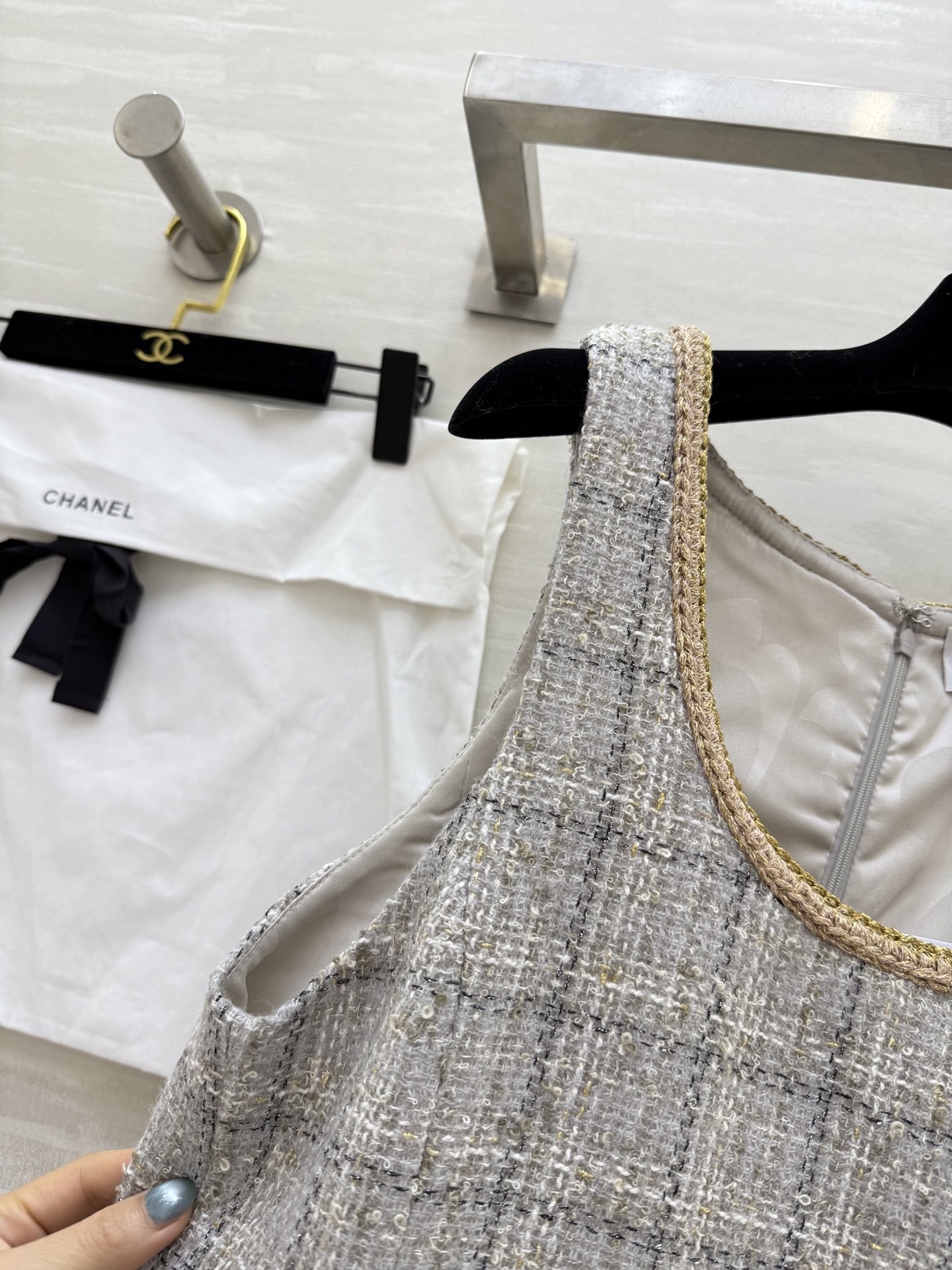 #Chane♡斜纹软呢连衣裙 经典米灰色格纹 优雅复古气质满分 U领设计配金色镶边 细节超精致 原版定制