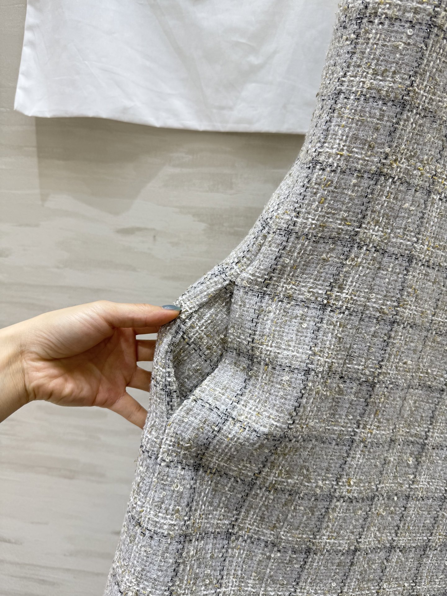 #Chane♡斜纹软呢连衣裙 经典米灰色格纹 优雅复古气质满分 U领设计配金色镶边 细节超精致 原版定制