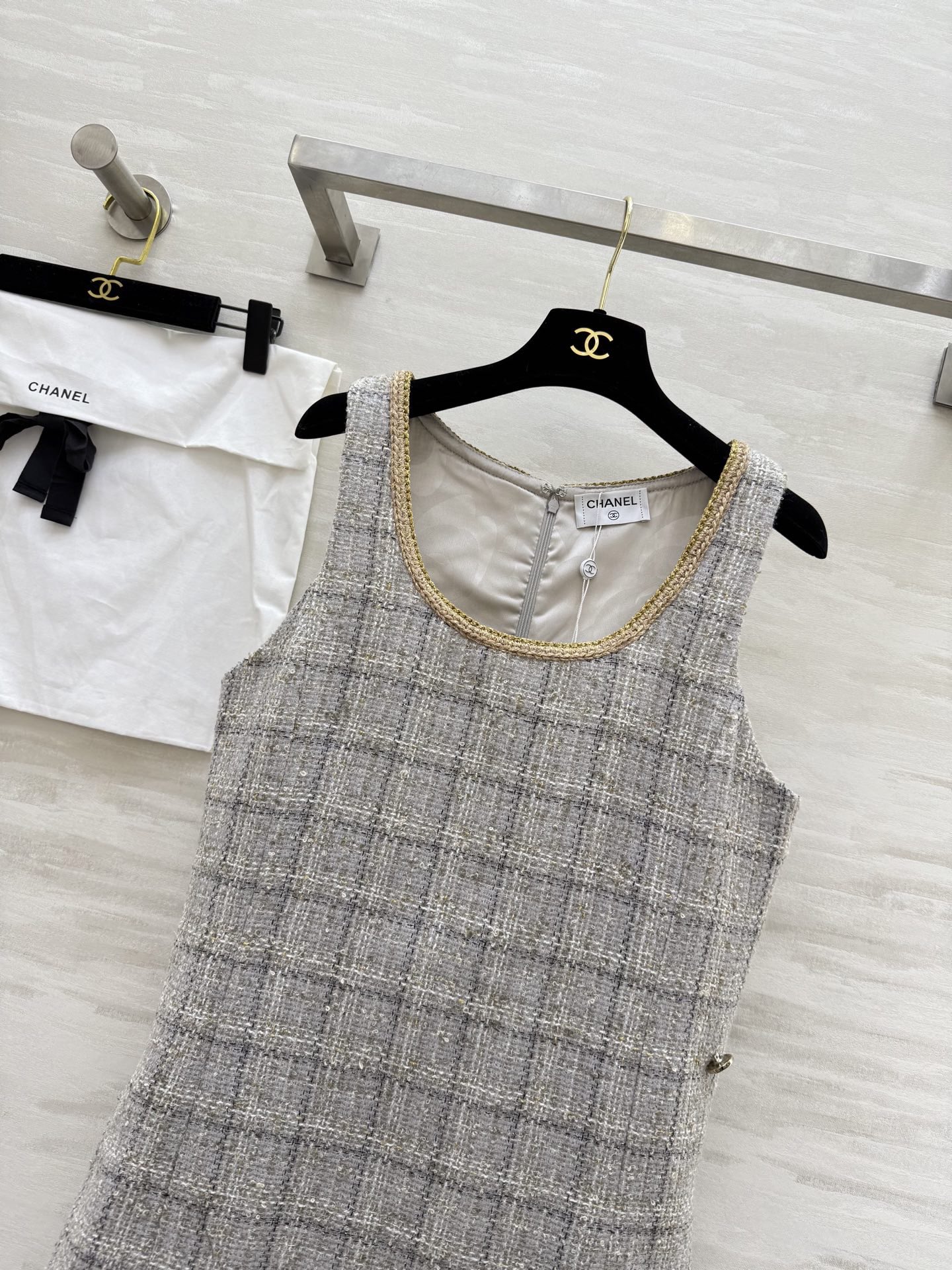 #Chane♡斜纹软呢连衣裙 经典米灰色格纹 优雅复古气质满分 U领设计配金色镶边 细节超精致 原版定制