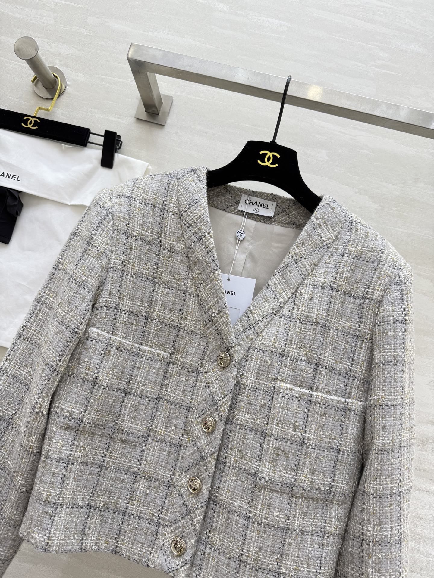 #Chane♡斜纹软呢外套 经典米灰色格纹 优雅复古气质满分 细节超精致 原版定制面料轻盈有质感 秋冬穿